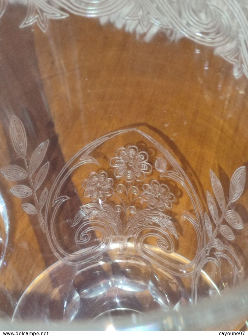 Pichet broc en cristal gravé décor de fleurs feuillage et frise dans le goût de Baccarat St Louis