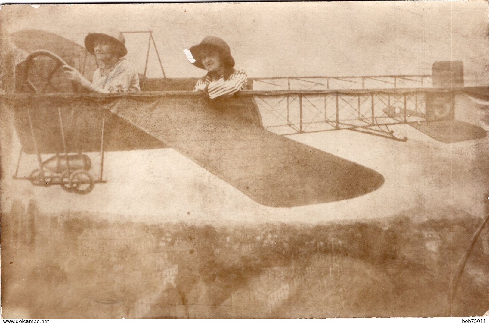 Carte Photo D'une Femme Avec Une Jeune Fille Posant Dans Un Décor D'avion Dans Un Studio Photo Vers 1910 - Anonieme Personen