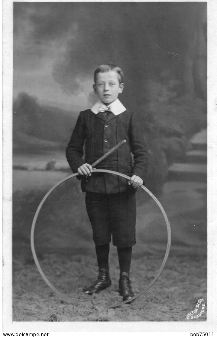 Carte Photo D'un Jeune Garcon élégant Posant Dans Un Studio Photo En 1913 - Anonyme Personen