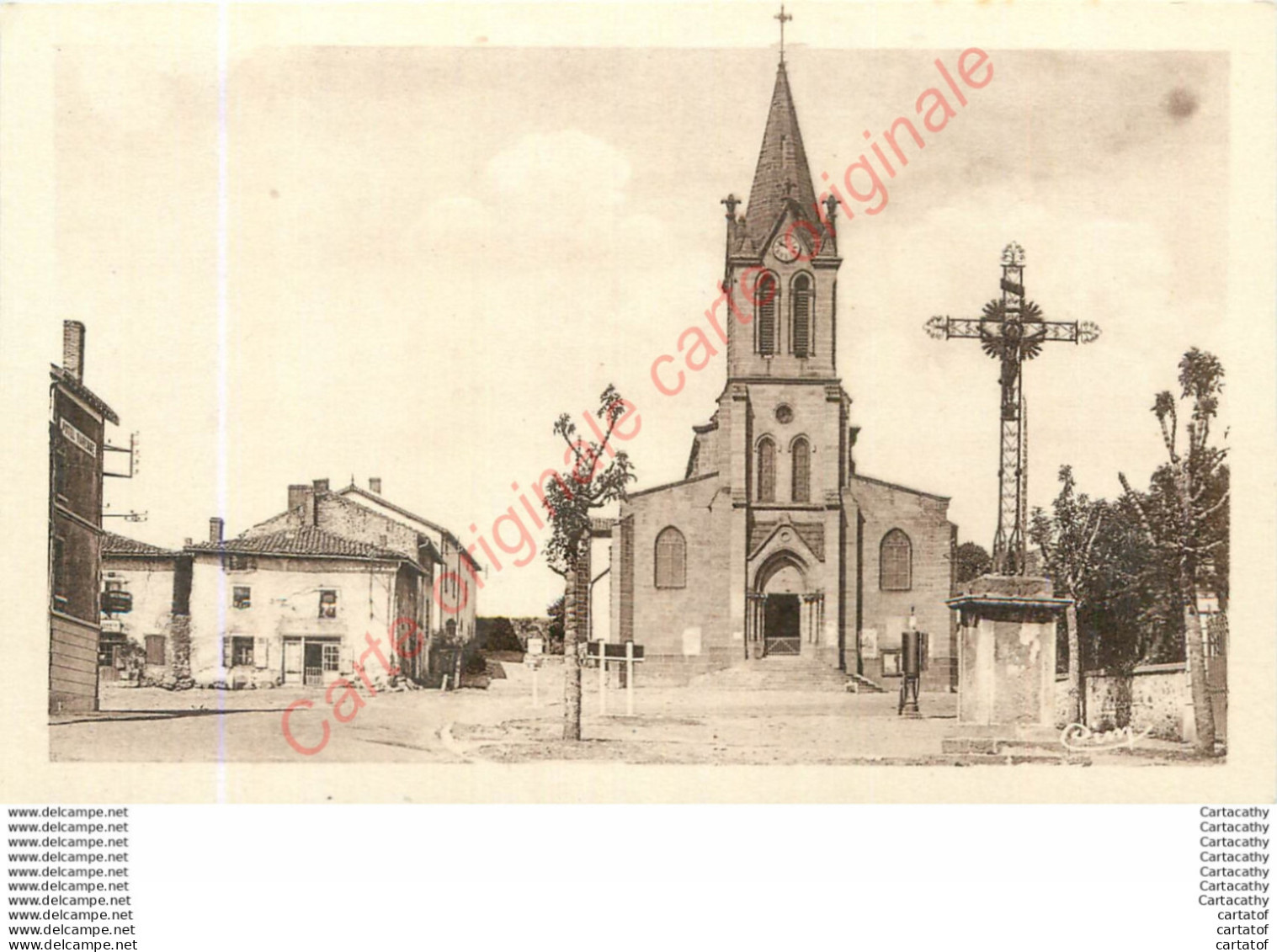 43.  LOUDES .  Place De L'Eglise Et La Croix . - Loudes