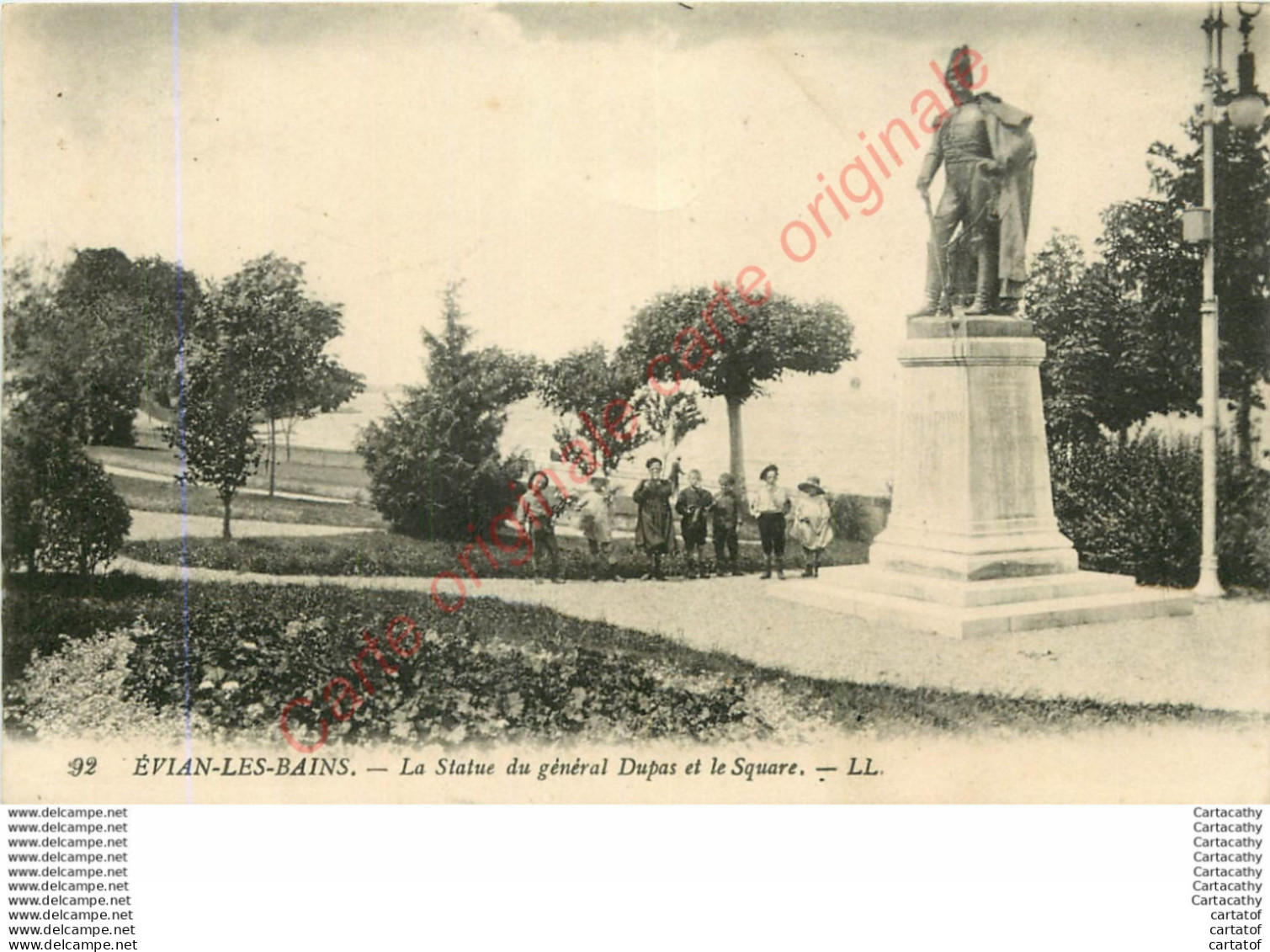 74.  EVAIN LES BAINS .  La Statue Du Général Dupas Et Le Square . - Evian-les-Bains