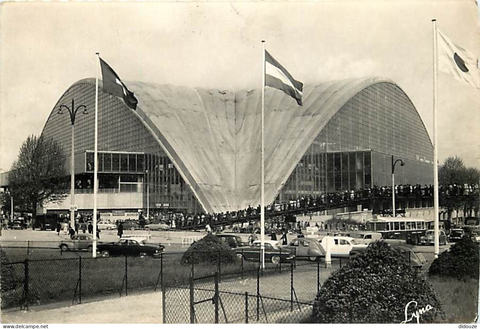 Automobiles - Rond Point De La Défense - Palais Du C.N.I.T. - Vu Du Terre-Plein - CPSM Grand Format - Voir Scans Recto-V - Voitures De Tourisme