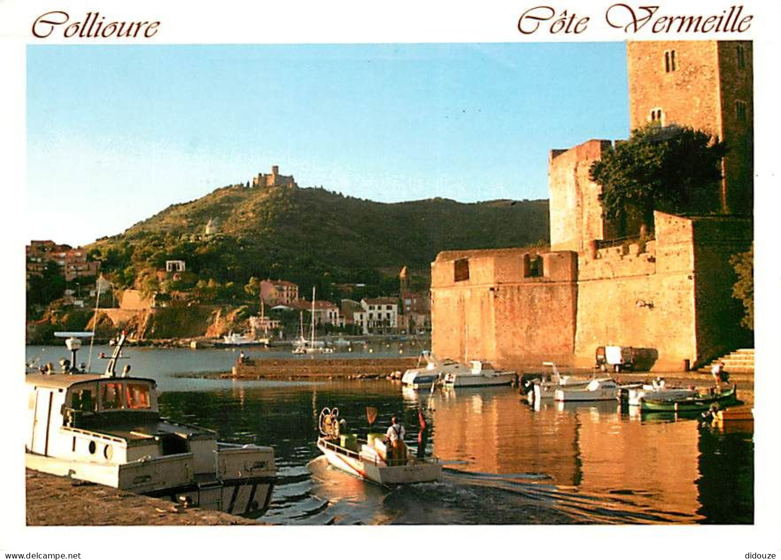 66 - Collioure - Départ Du Pêcheur Pour La Levée Des Filets Dans Les Reflets Dorés De L'aube  Sous La Masse Impressionan - Collioure