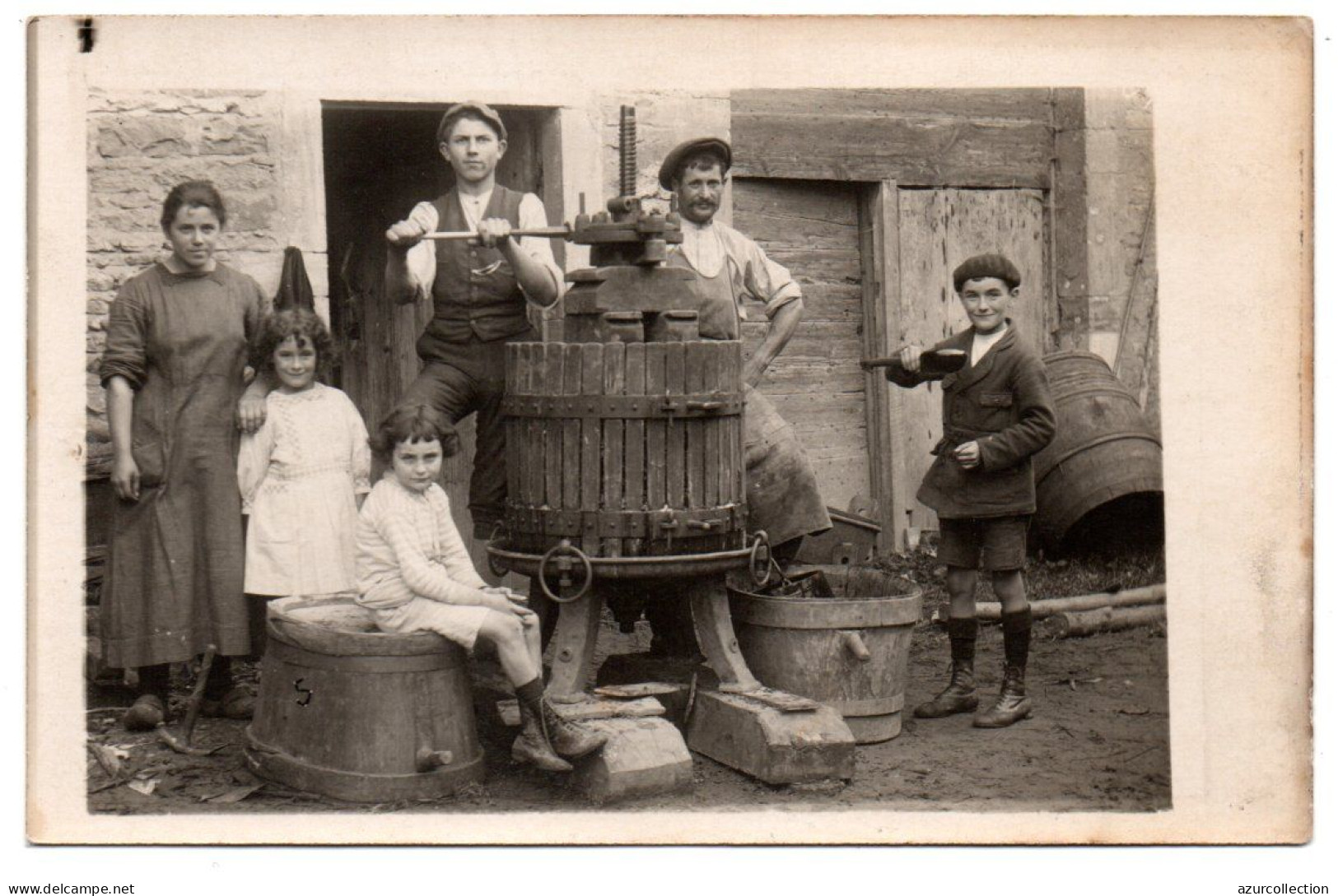 Portrait De Famille Autour Du Pressoir. Carte Photo Non Située - Farmers