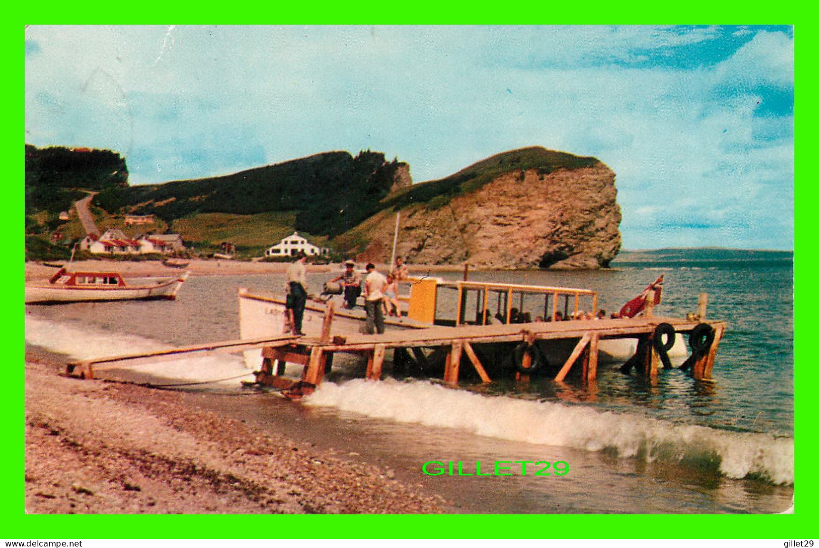 PERCÉ, QUÉBEC - SUR LA PLAGE DU NORD - BATEAU DE CROISIÈRE - CIRCULÉE EN 1960 - H. V. HENDERSON - - Percé