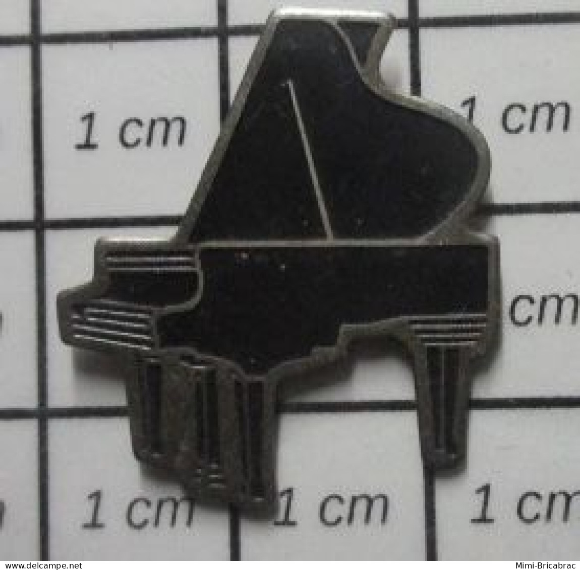 511c Pin's Pins / Beau Et Rare / MUSIQUE / GRAND PIANO A QUEUE NOIR  ET METAL ACIER - Musica