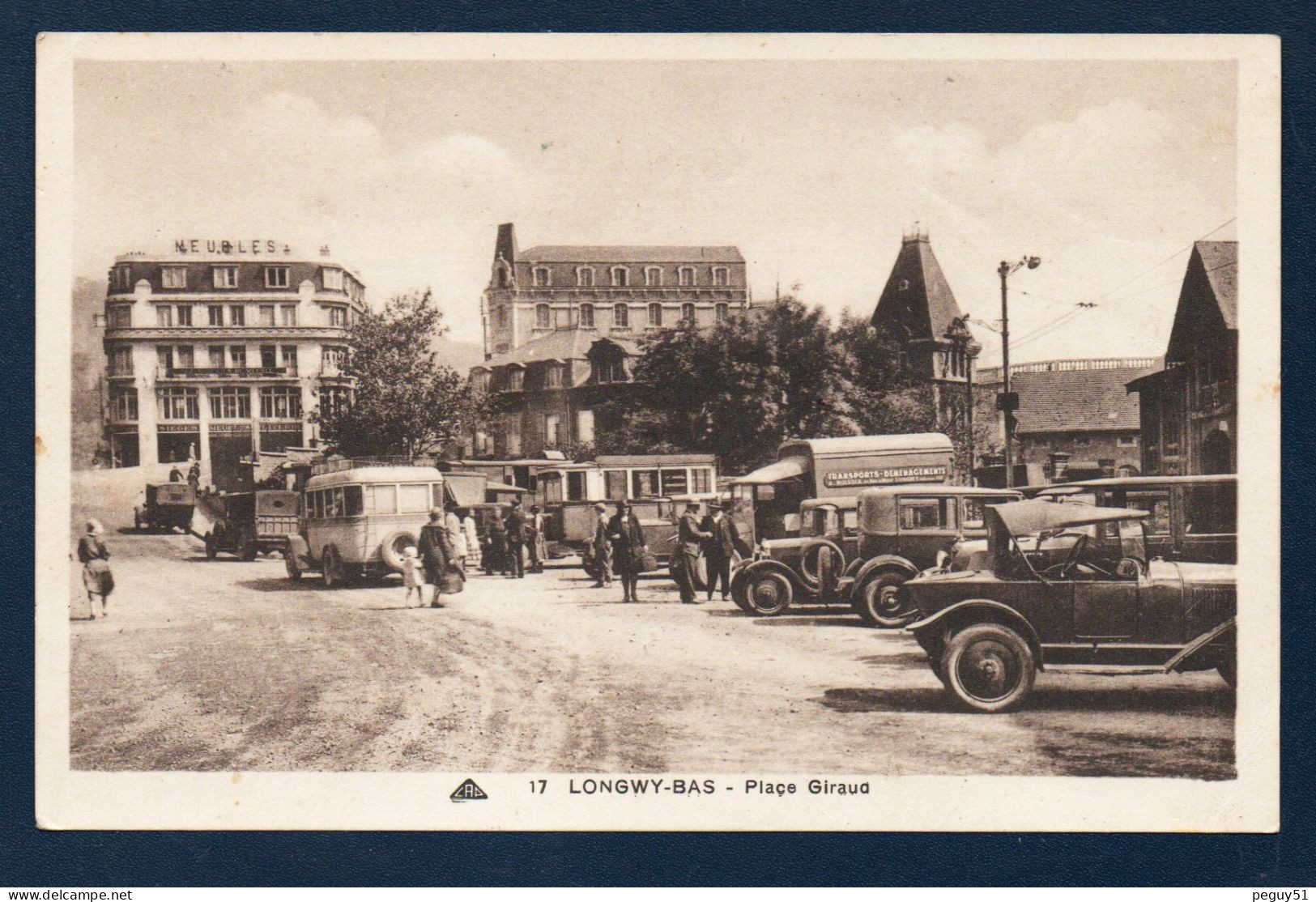 54. Longwy-Bas. Place Giraud. Voitures, Autobus, Camion Transports-Déménagements A. Holveck, Rue De Metz. Passants. - Longwy