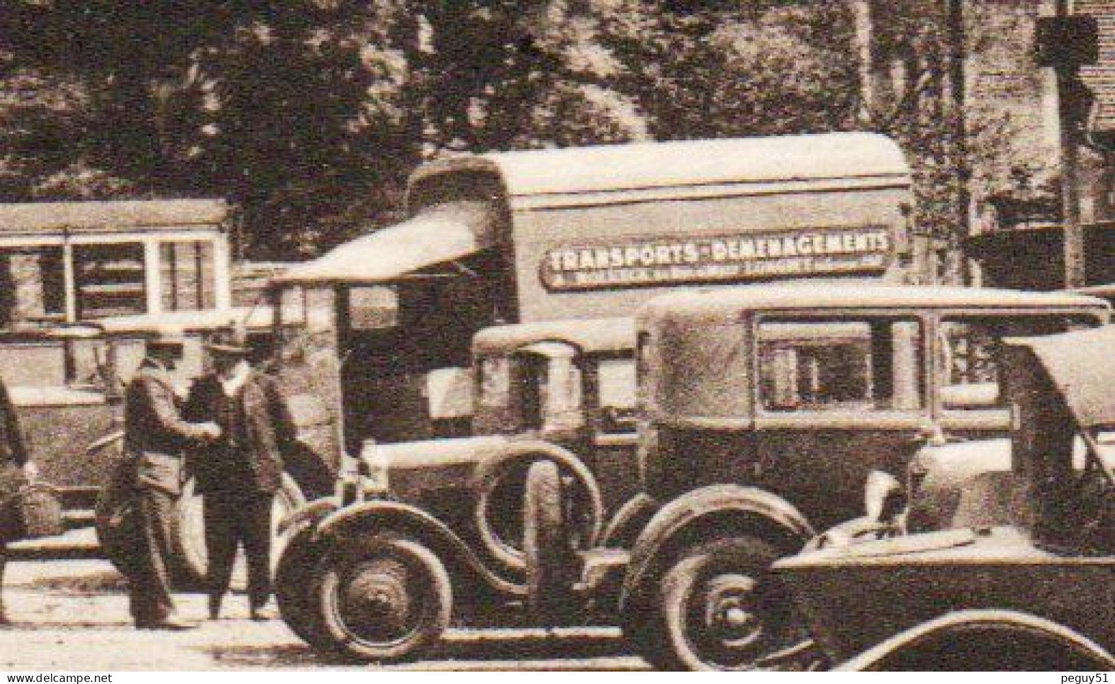 54. Longwy-Bas. Place Giraud. Voitures, Autobus, Camion Transports-Déménagements A. Holveck, Rue De Metz. Passants. - Longwy