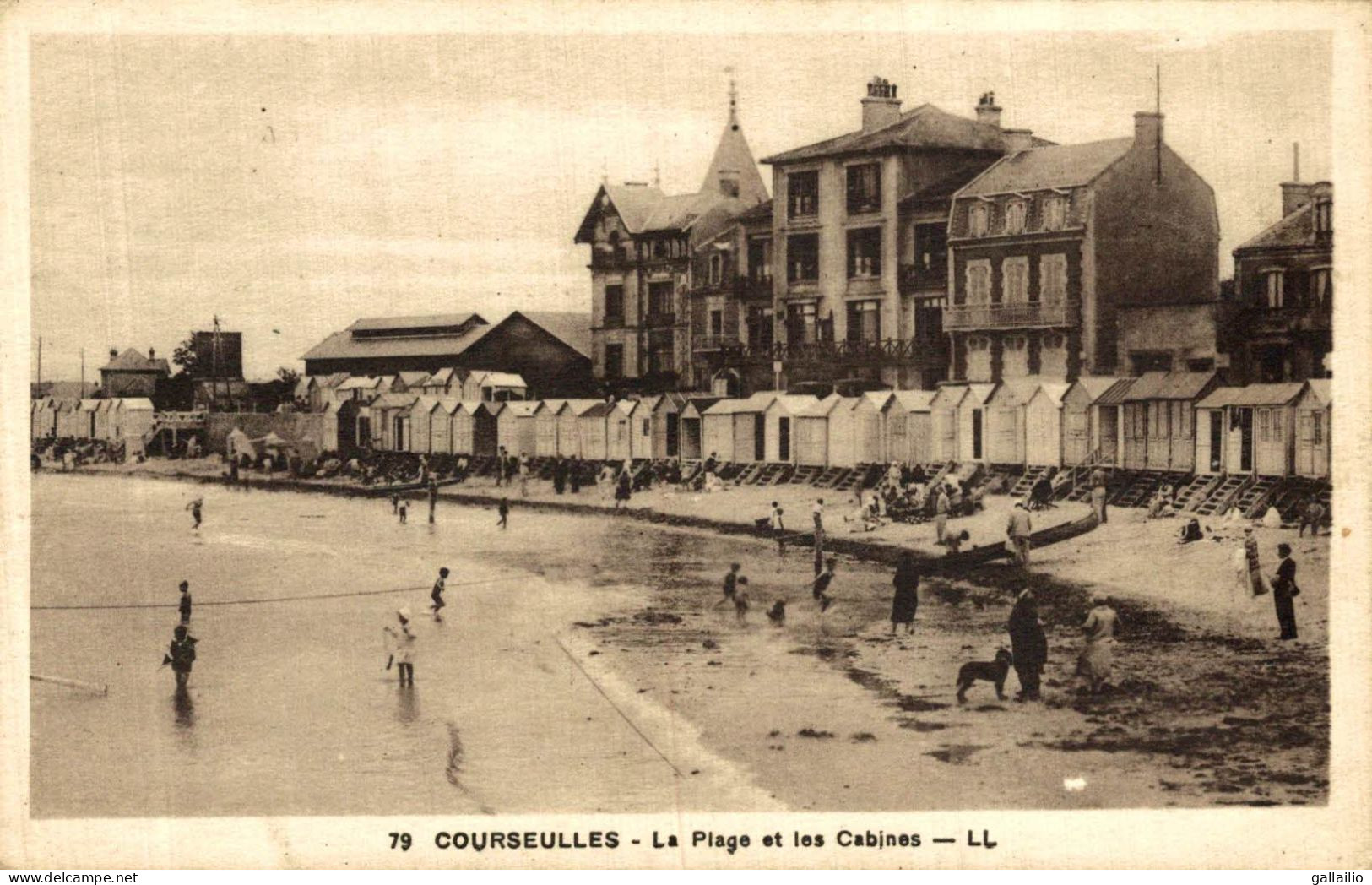 COURSEULLES LA PLAGE ET LES CABINES - Courseulles-sur-Mer