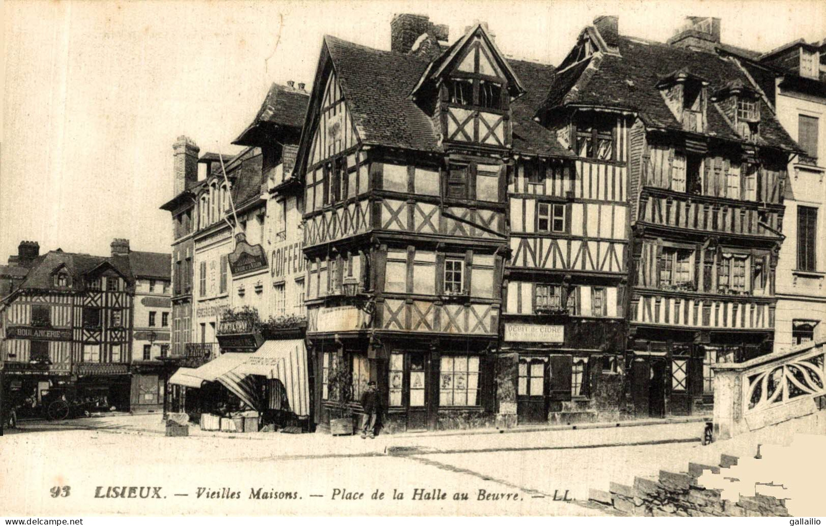 LISIEUX VIEILLES MAISONS PLACE DE LA HALLE AU BEURRE - Lisieux