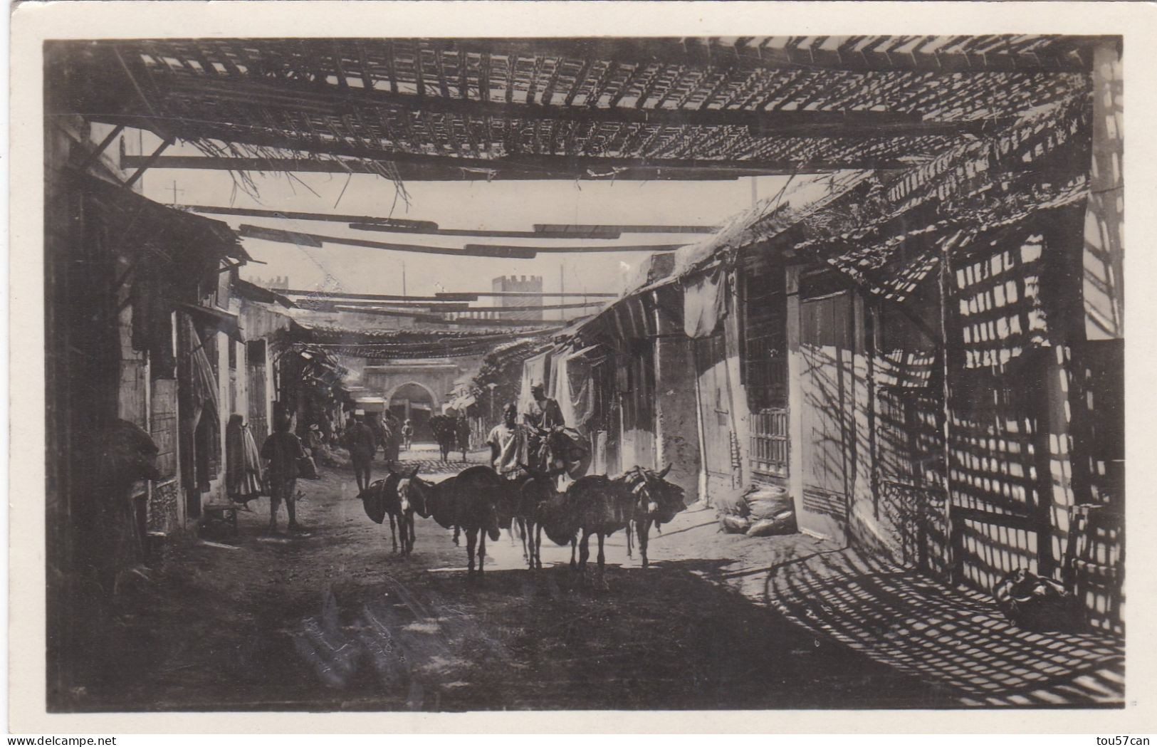 FEZ  -  MAROC  -  CPA  TRES  ANIMEE  DE  1931   -   LE  SOUK  DE  FEZ  -  DJEDID. - Fez