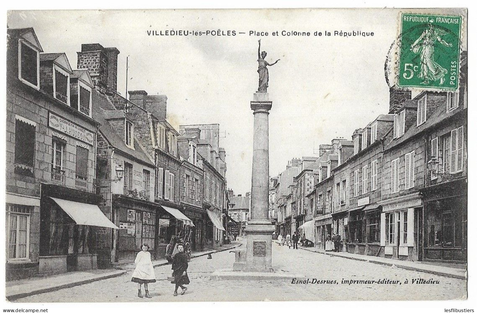 CPA 50 VILLEDIEU LES POELES Place Et Colonne De La République - Villedieu