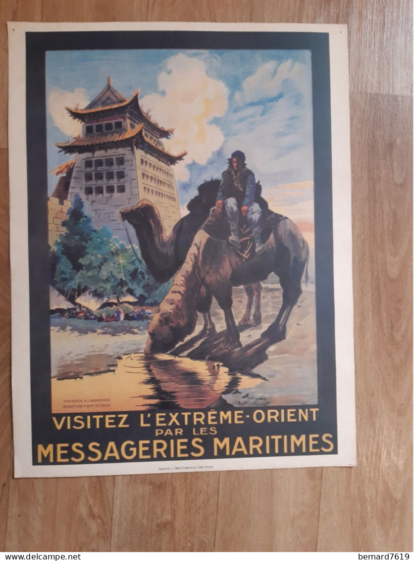 Affiche  Visitez  L'extreme Orient Par Les Messageries Maritimes - Chameaux  Devant Une Porte De Pekin- Chine - Afiches