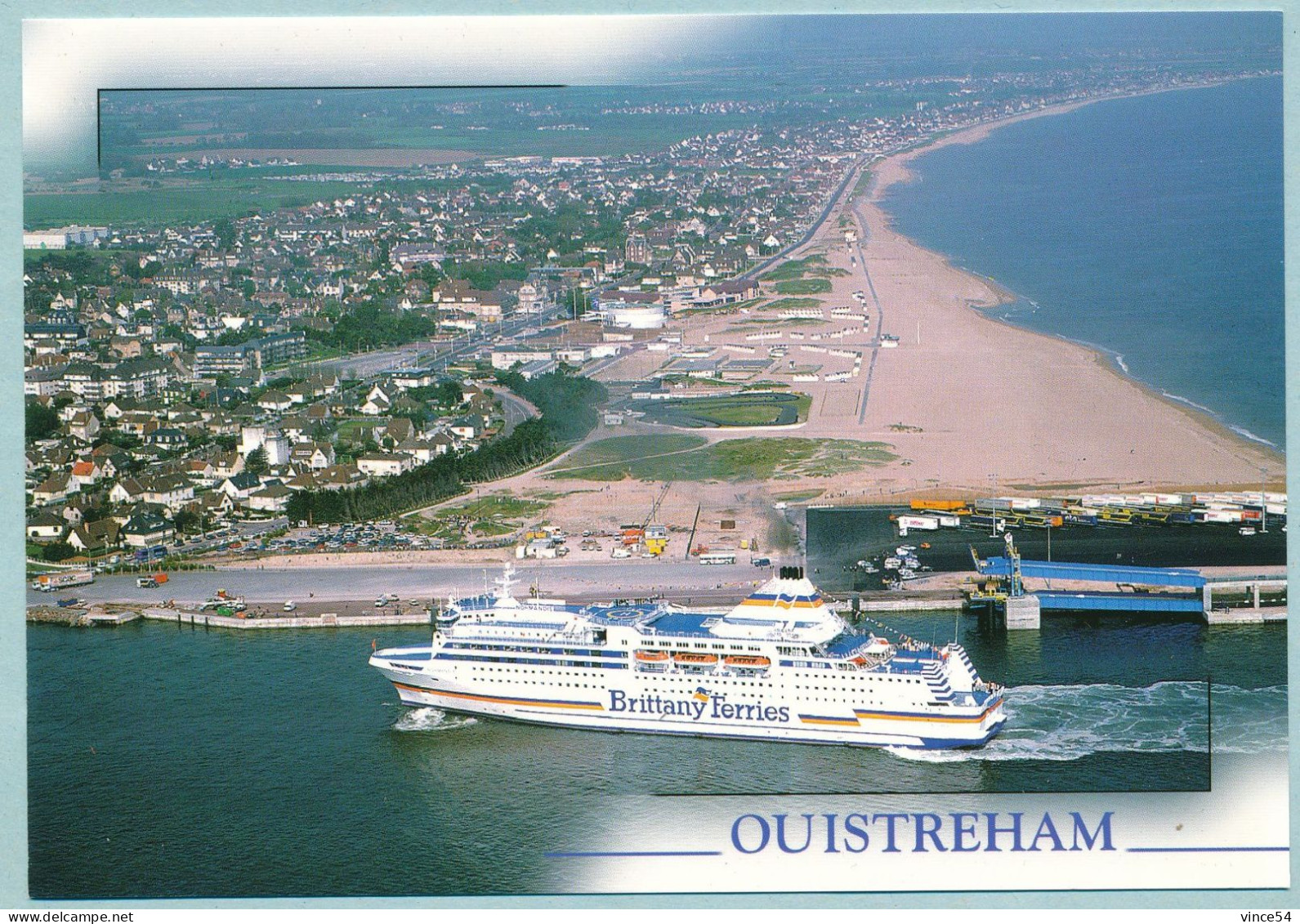 OUISTREHAM - Vue Générale Aérienne. Au Premier Plan Le NORMANDIE De La Compagnie Brittany - Ouistreham