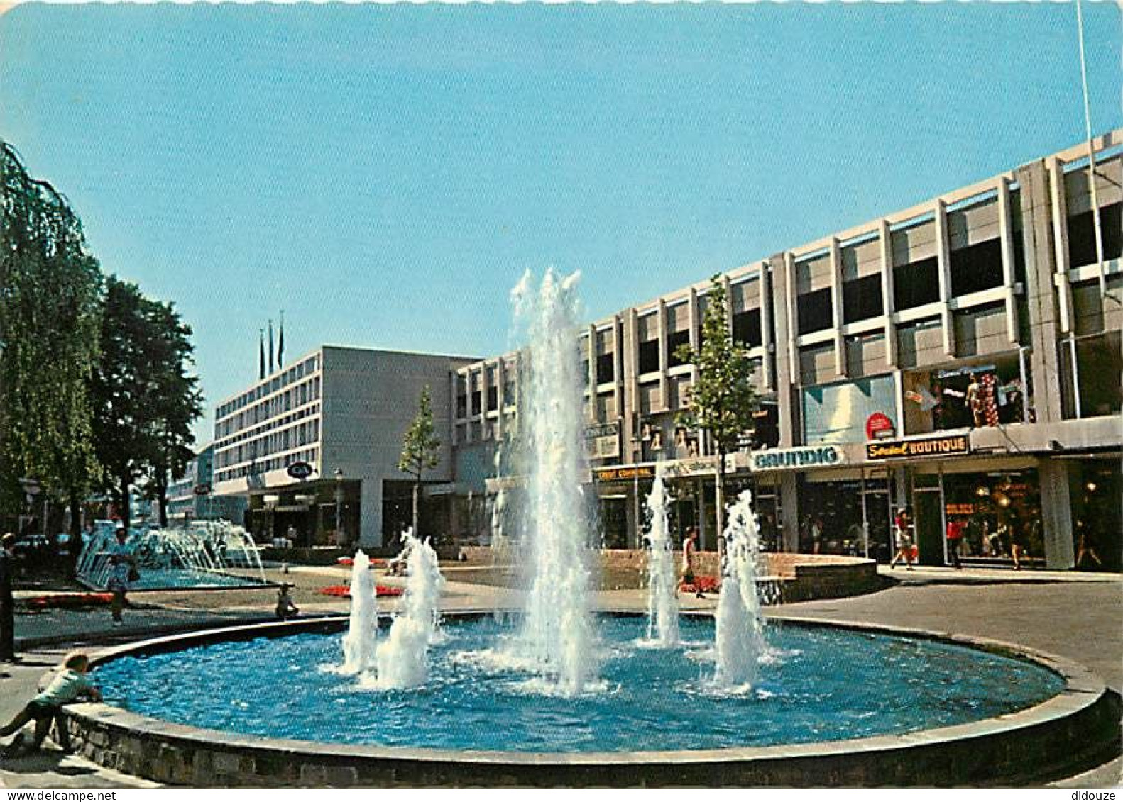 Belgique - Namur - Les Fontaines Du Square Léopold - Jets D'eau - Commerces - Carte Dentelée - CPSM Grand Format - Voir  - Namur