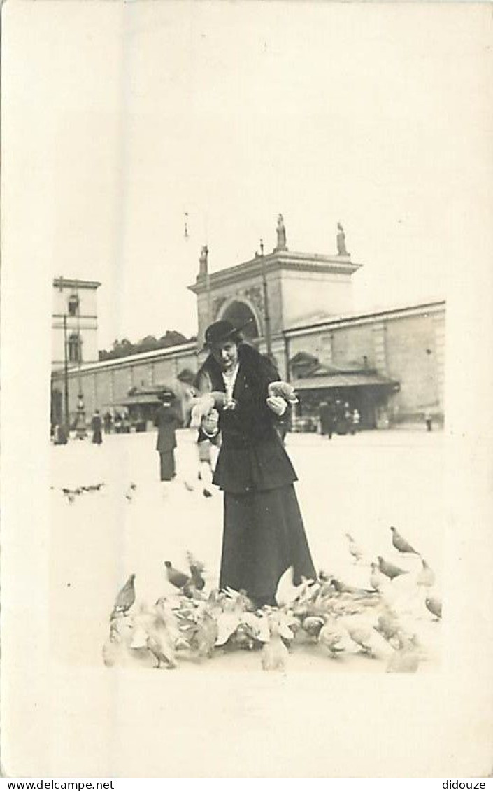 Carte Photo - Divers - Femme Sur Une Place Entourée De Pigeons - CPA - Voir Scans Recto-Verso - Photographie