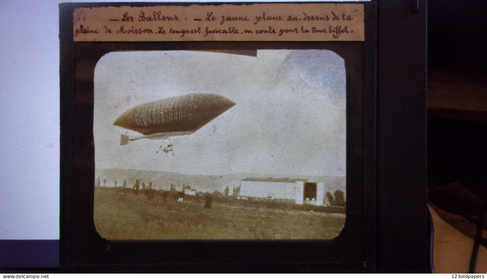 PHOTO LEGENDEE SUR VERRE BALLON DIRIGEABLE LE JAUNE DE LEBAUDY AU DESSUS DE LA PLAINE DE MOISSON 78 YVELINES - Plaques De Verre