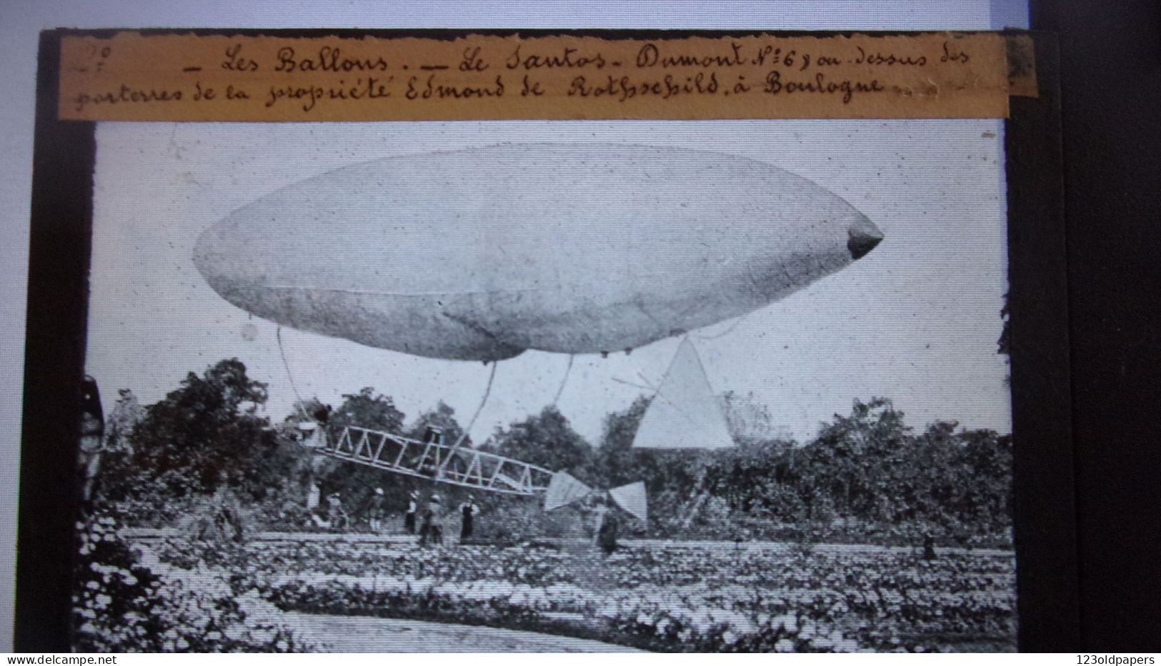 PHOTO LEGENDEE SUR VERRE BALLON DIRIGEABLE SANTOS DUMONT A BOULOGNE AU DESSUS DE PROPRIETE ROTSCHILD - Diapositivas De Vidrio