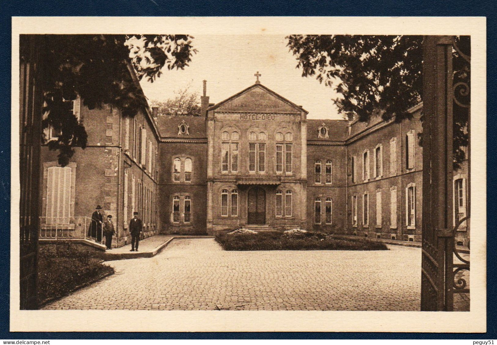 54. Mont-Saint-Martin. L' Hôtel Dieu. Cour D'honneur De L'hôpital. - Mont Saint Martin