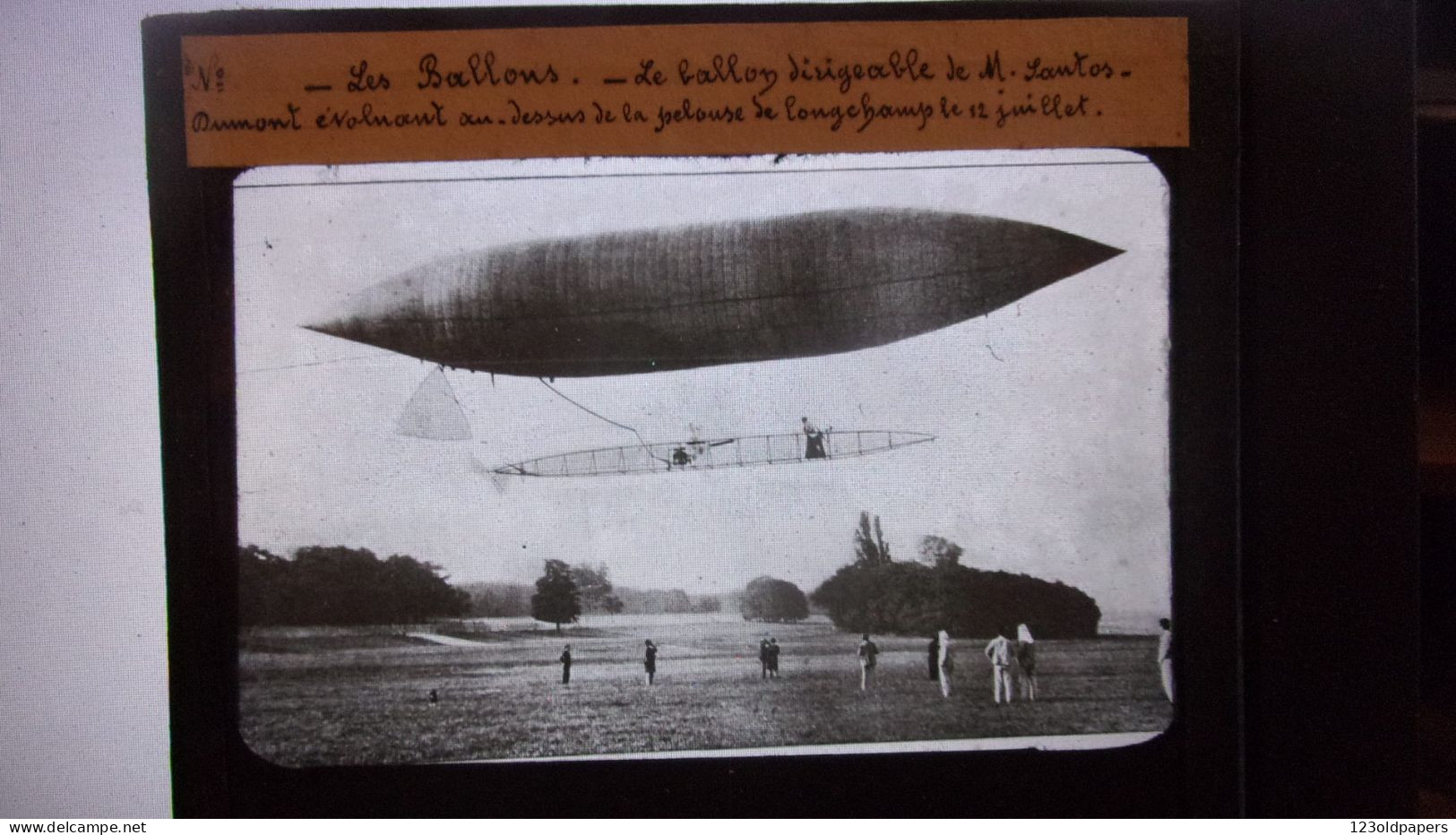 PHOTO LEGENDEE SUR VERRE BALLON DIRIGEABLE  SANTOS DUMONT PELOUSE DE LONGCHAMP LE 12 JUILLET - Diapositivas De Vidrio