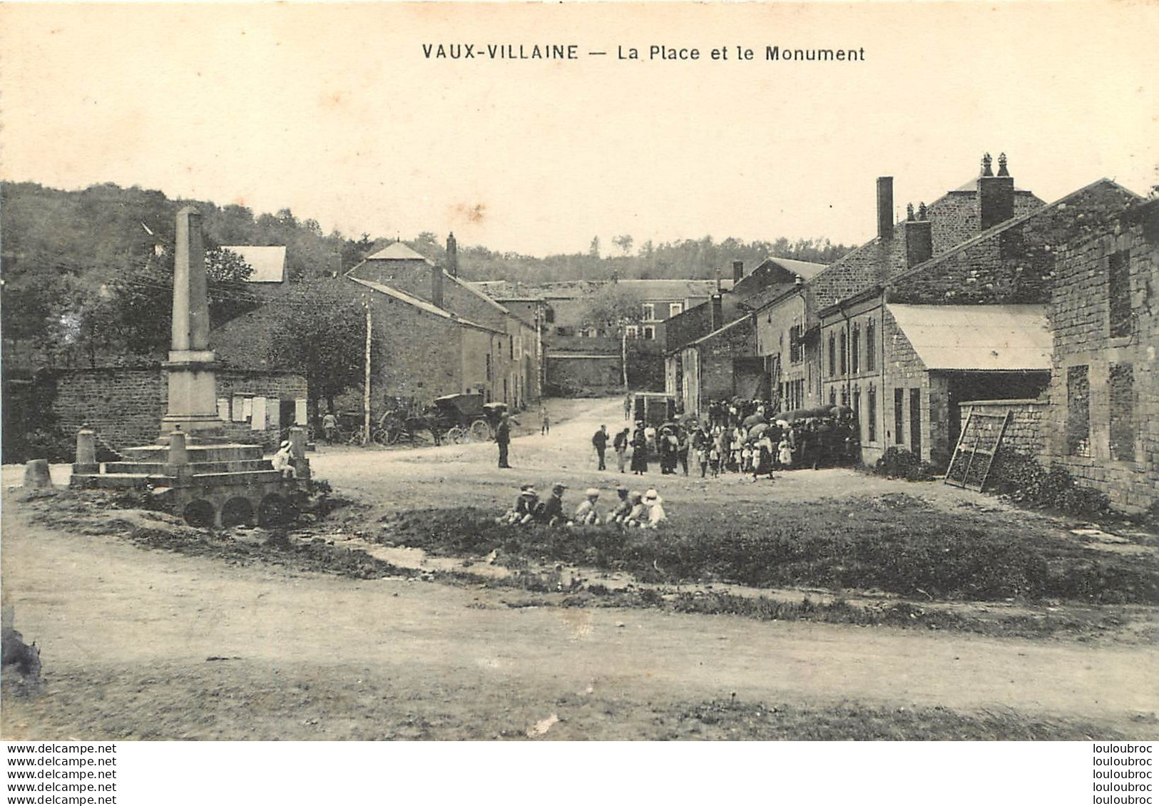 VAUX VILLAINE LA PLACE ET LE MONUMENT - Autres & Non Classés