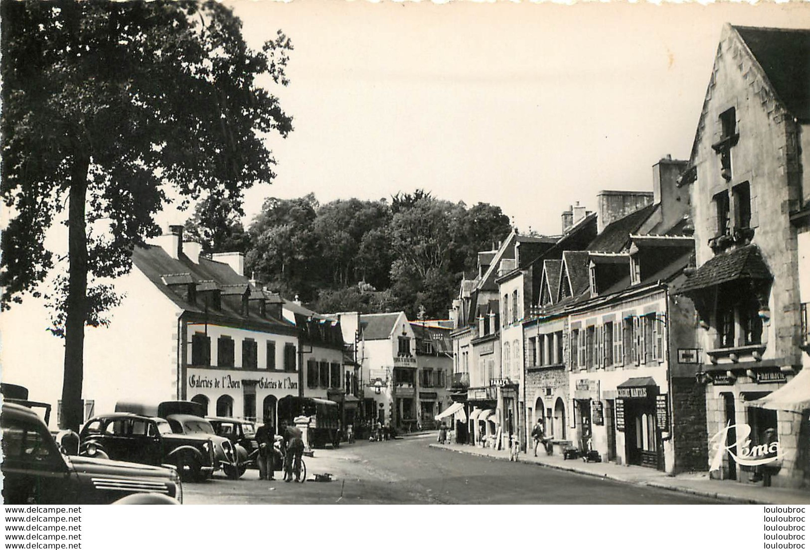 PONT AVEN LE CENTRE DU BOURG ET VIEILLES AUTOMOBILES - Pont Aven