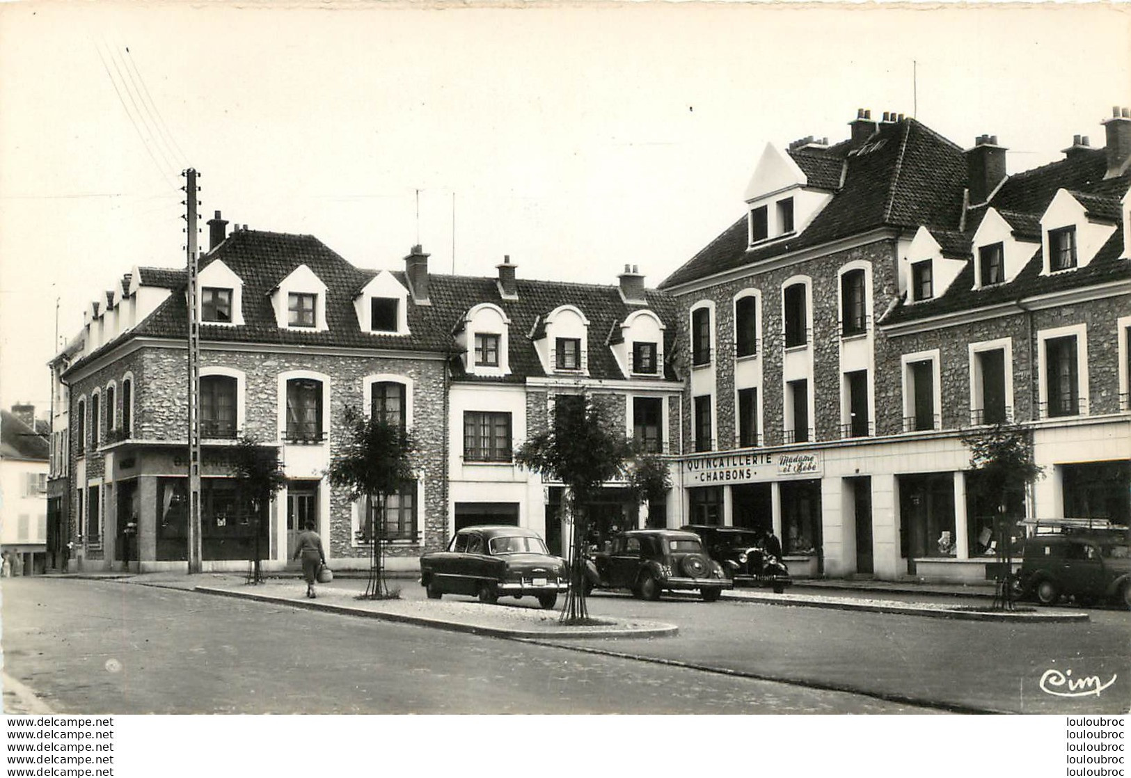 TOURNAN EN BRIE PLACE NEUVE VIEILLES AUTOMOBILES - Tournan En Brie