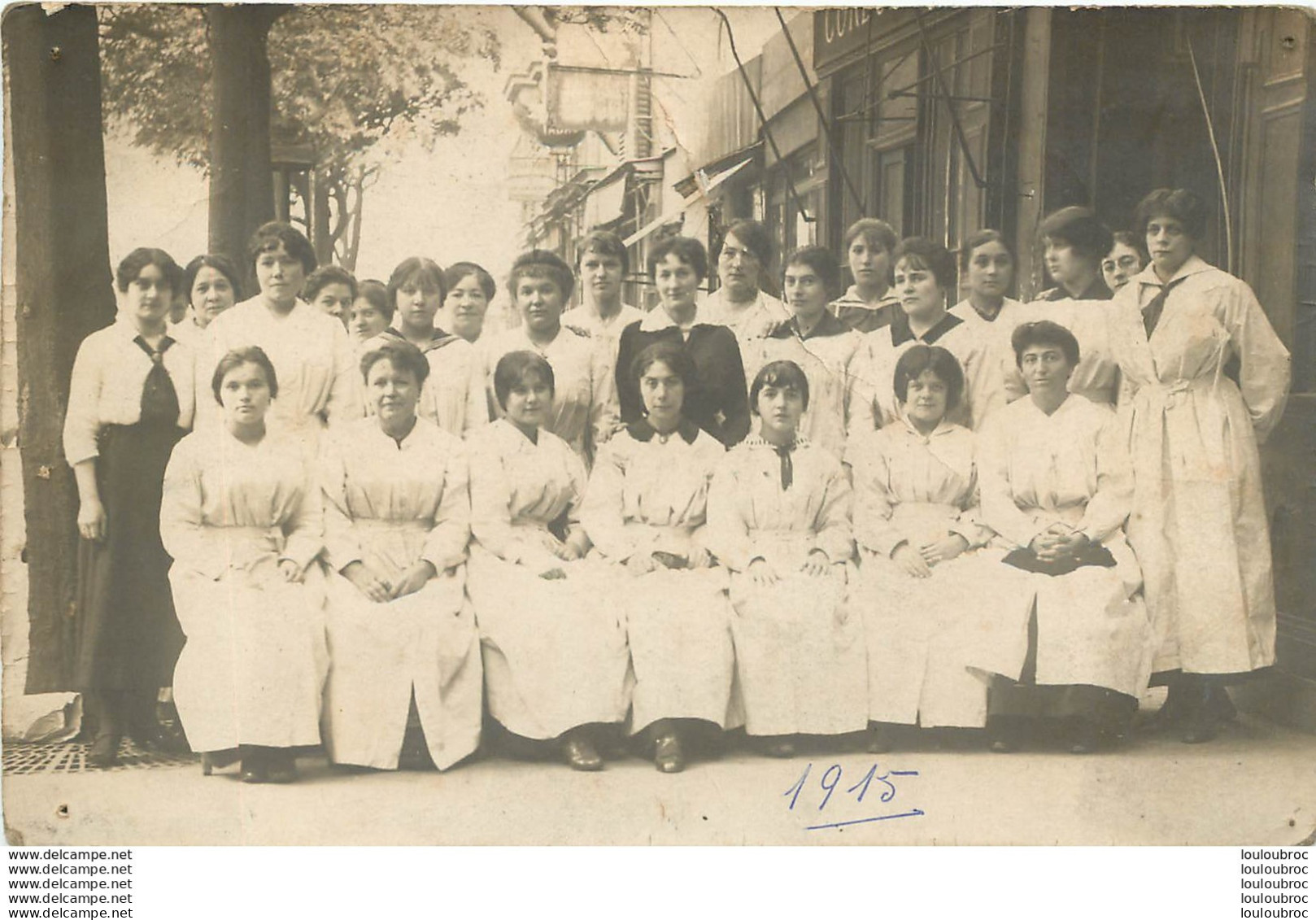 CARTE PHOTO LIEU NON IDENTIFIE GROUPE DE FEMMES 1915 - To Identify