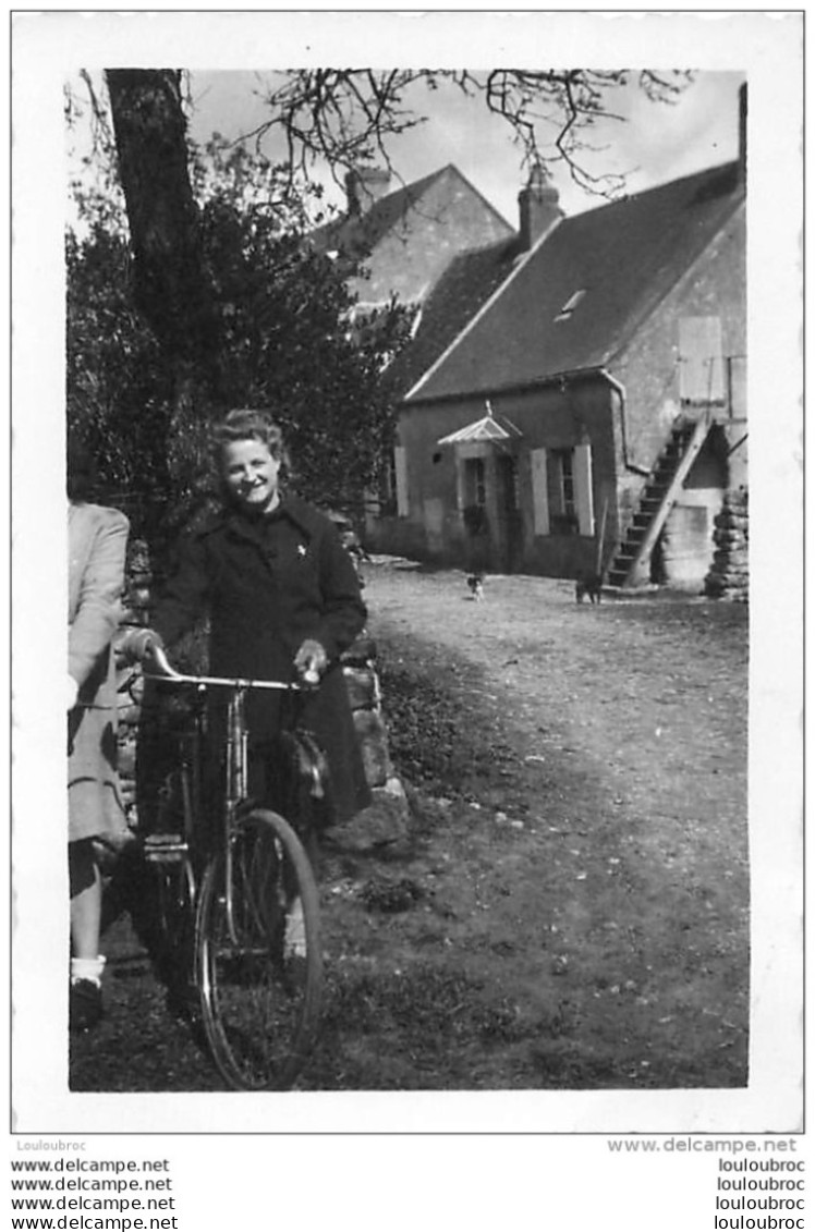 PHOTO ORIGINALE   FEMME ET SON VELO R1 - Lieux