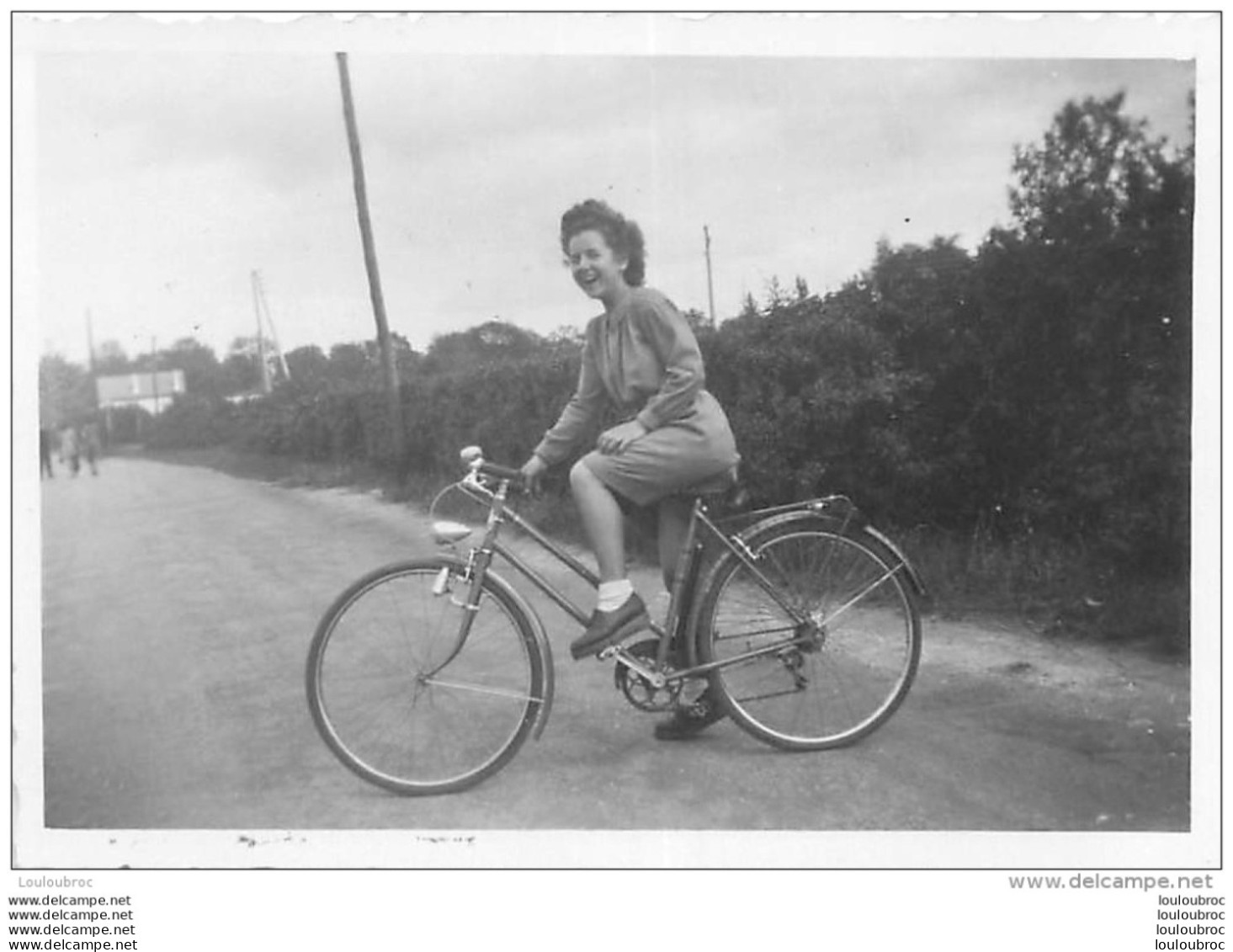 PHOTO ORIGINALE   FEMME  SUR UN VELO - Lieux