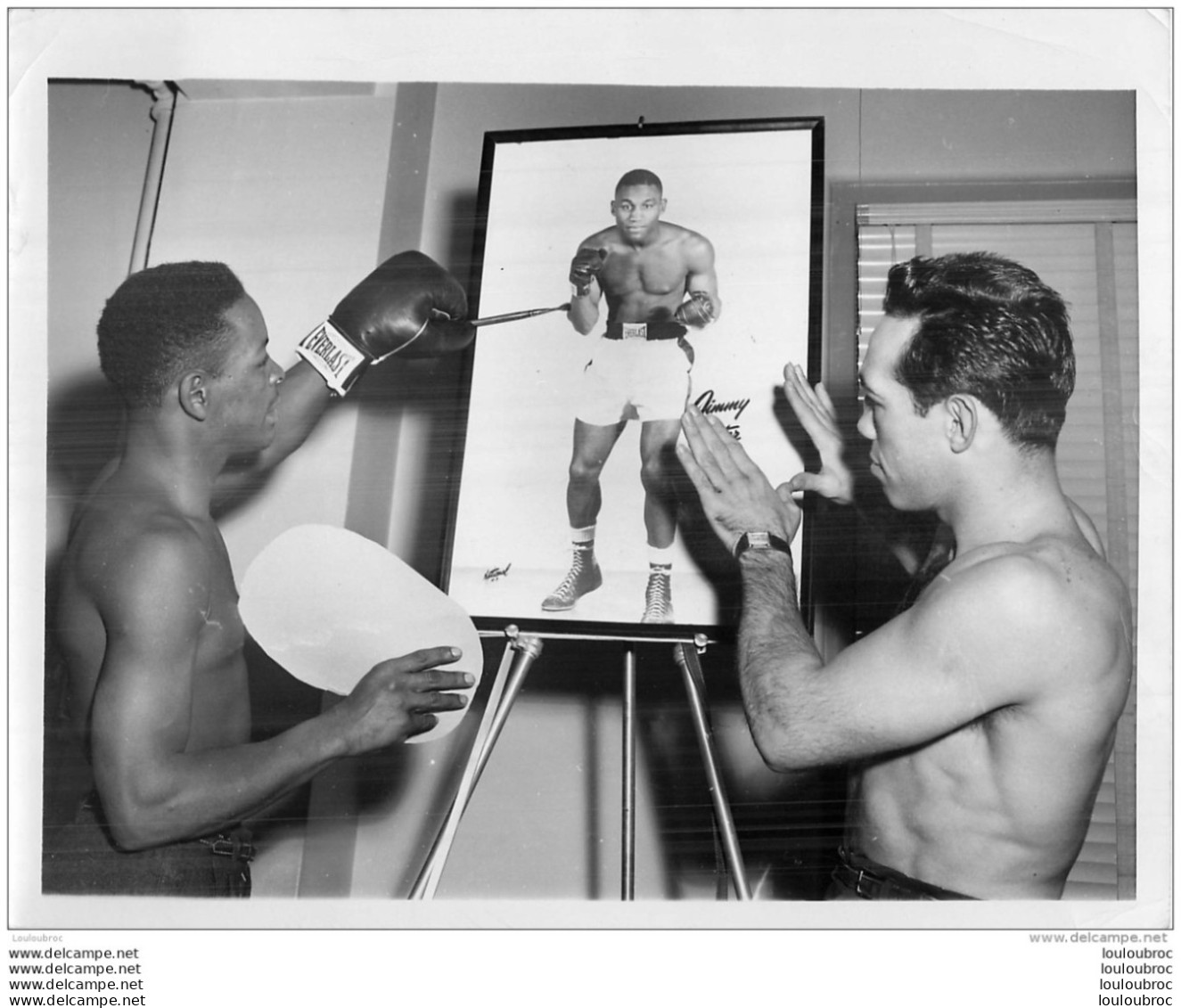 GRANDE PHOTO ORIGINALE   BOXEUR GEORGE ARAUJO 1953 FORMAT 23 X 18 CM - Andere & Zonder Classificatie