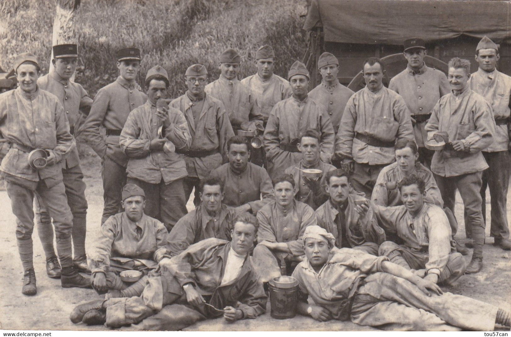 UN  GROUPE  DE  MILITAIRES  A  IDENTIFIER...CPA GLACEE - Maniobras