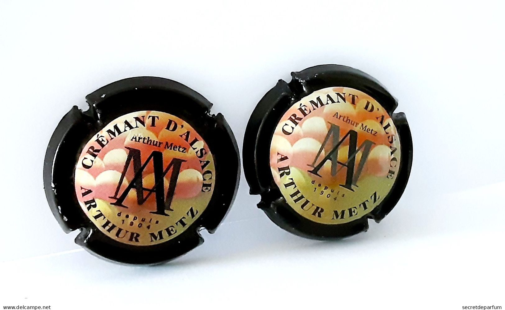 2 Capsules Ou Plaques De Muselet Mousseux Crémant D'Alsace ARTHUR METZ - Placas De Cava