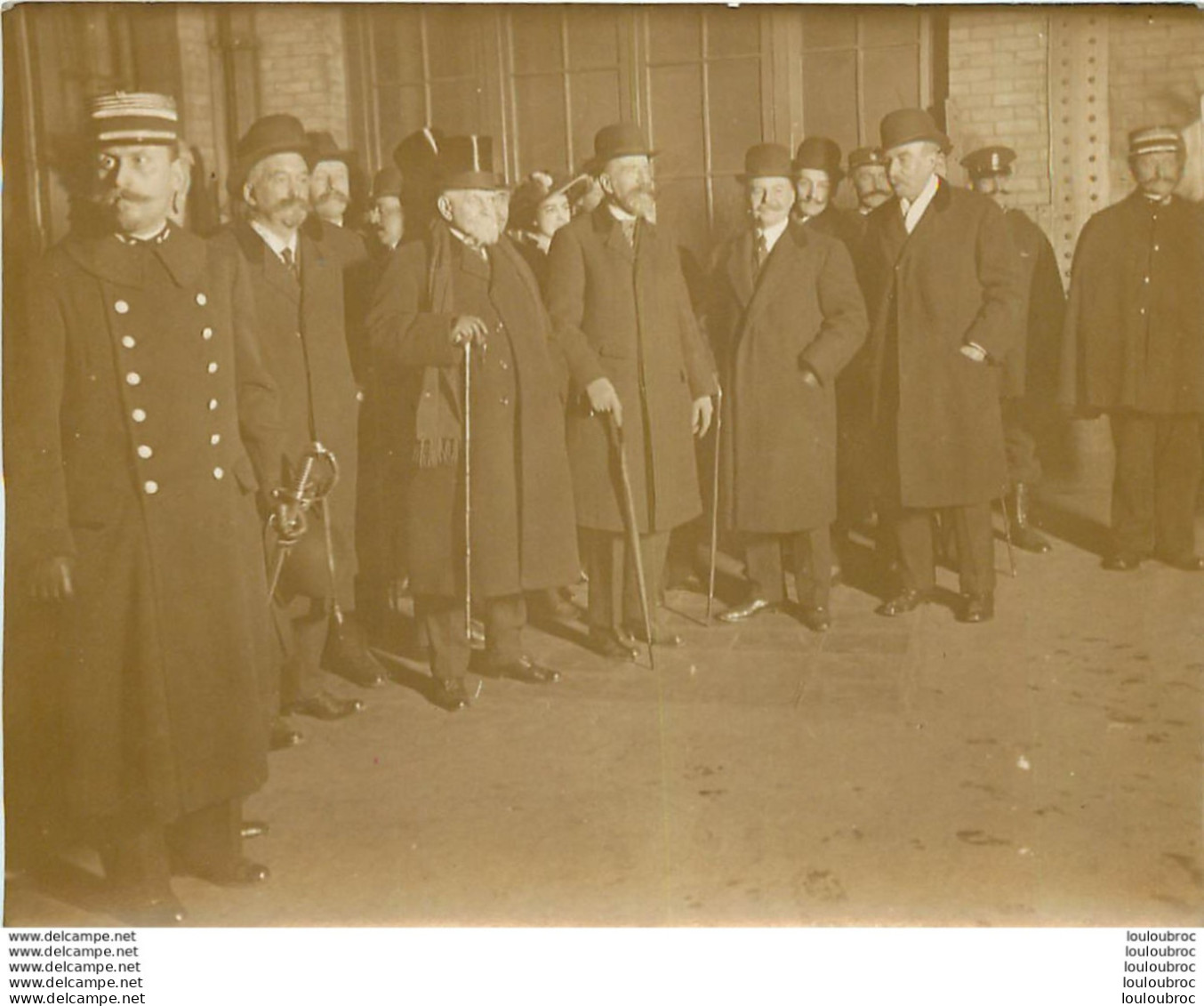 ARRIVEE DES OTAGES A LA GARE DE LYON 01/1916  PHOTO ORIGINALE  11 X 8.50 CM - Guerre, Militaire