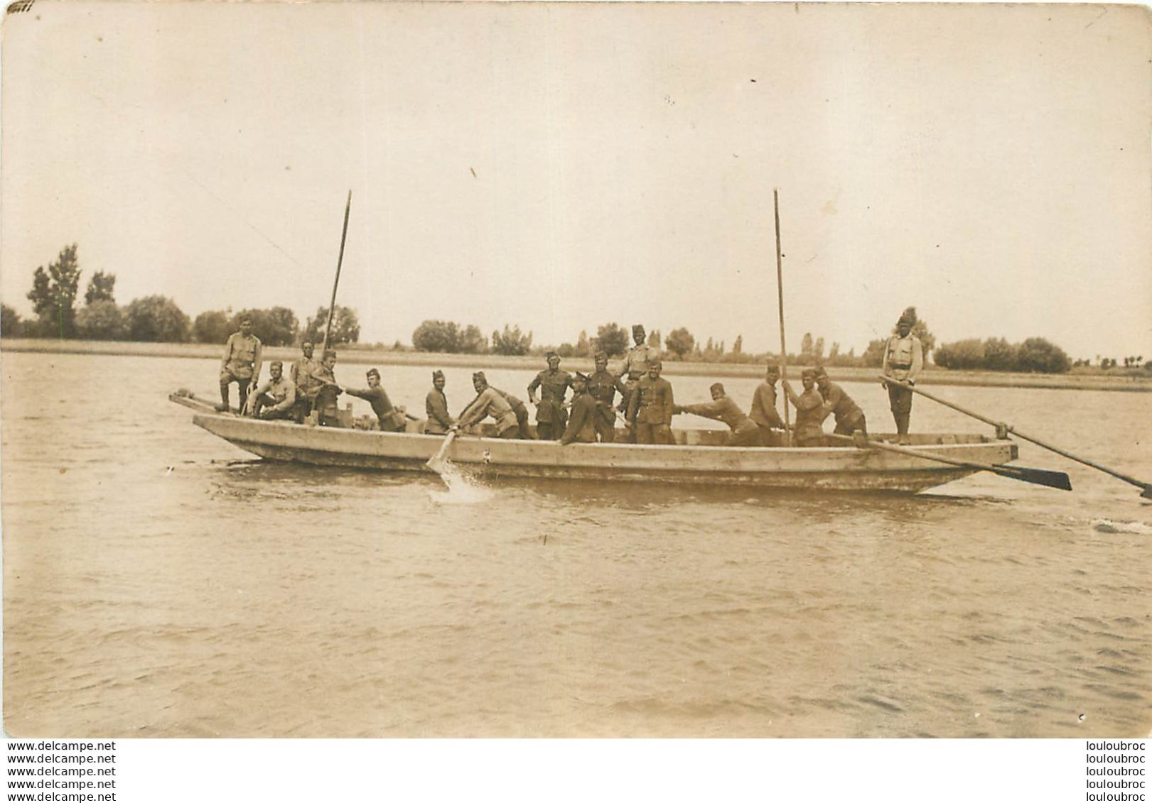 CARTE PHOTO  SOLDATS SUR UNE EMBARCATION - Otros & Sin Clasificación