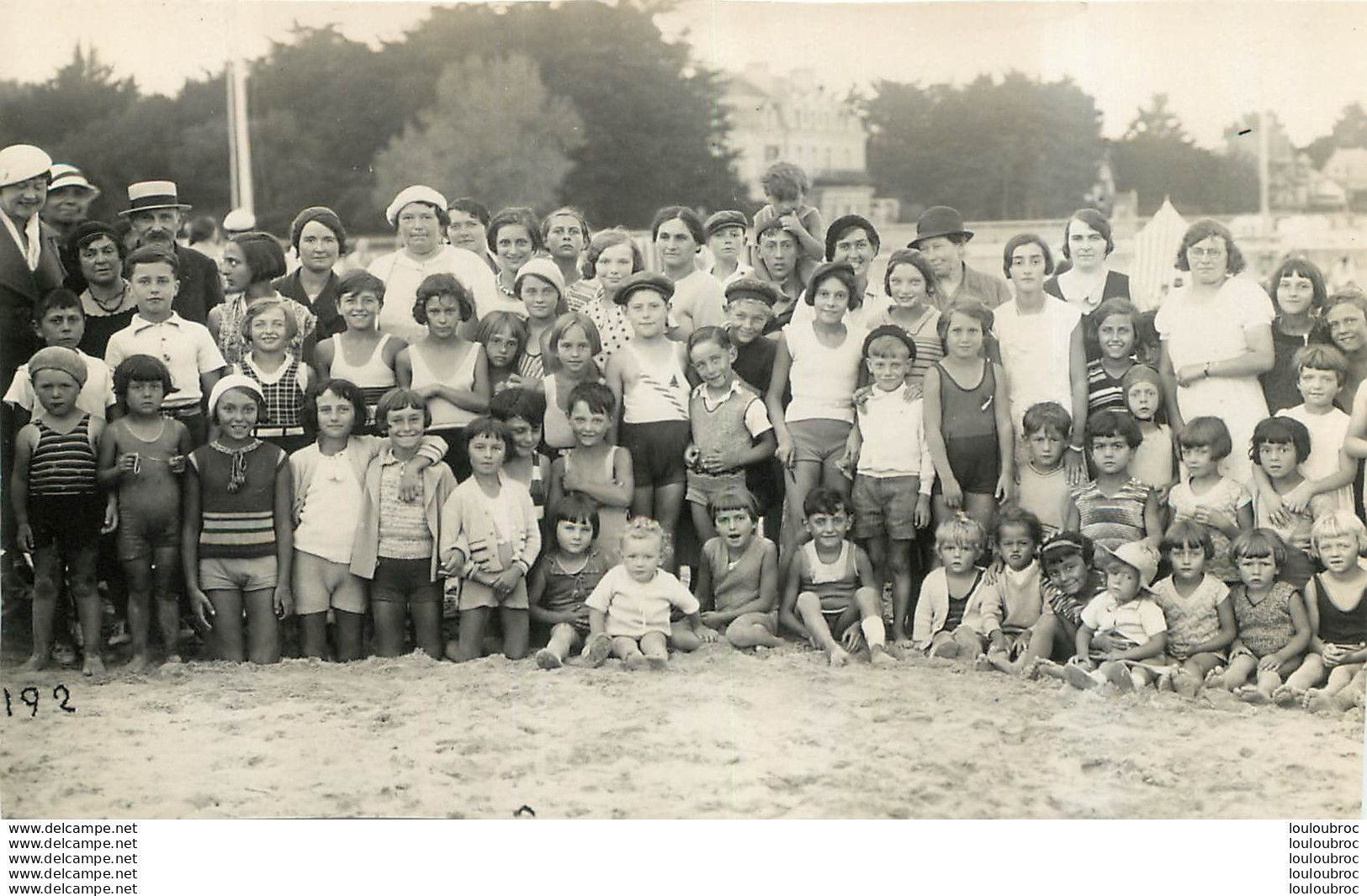 CARTE PHOTO BORD DE MER  ENFANTS SUR LE SABLE - To Identify