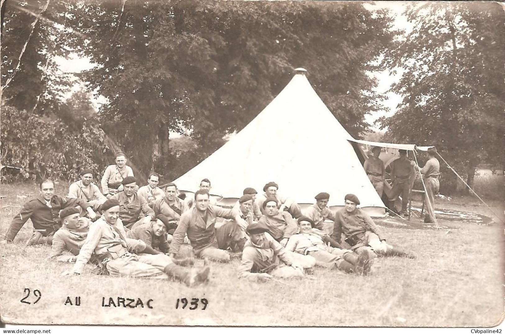 Carte Photo Groupe De Militaires Près D'une Tente Au Camp Du LARZAC En 1939 - Regiments