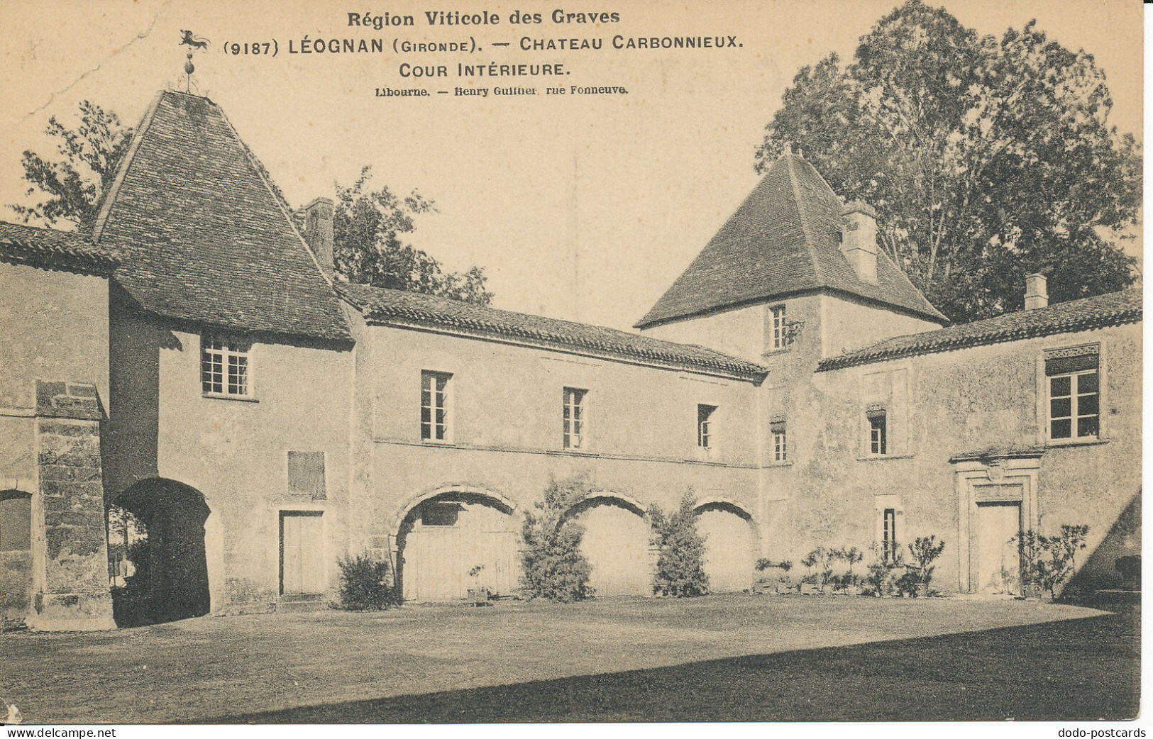PC39040 Leognan. Chateau Carbonnieux. Cour Interieure - World