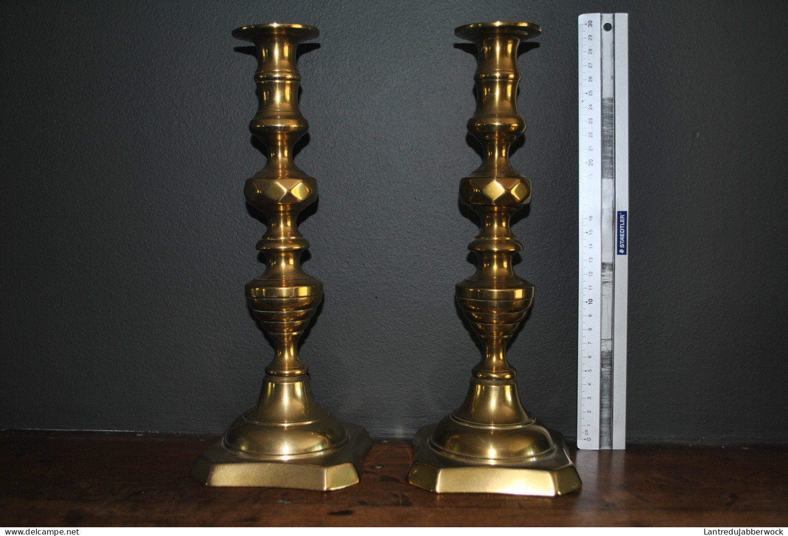 2 Anciens Bougeoirs Néogothiques En Cuivre Ou Laiton Doré (H 29 Cm) - Luminaire Candélabre Chandelier Bougie Bronze  - Kandelaars, Kandelaars & Kandelaars