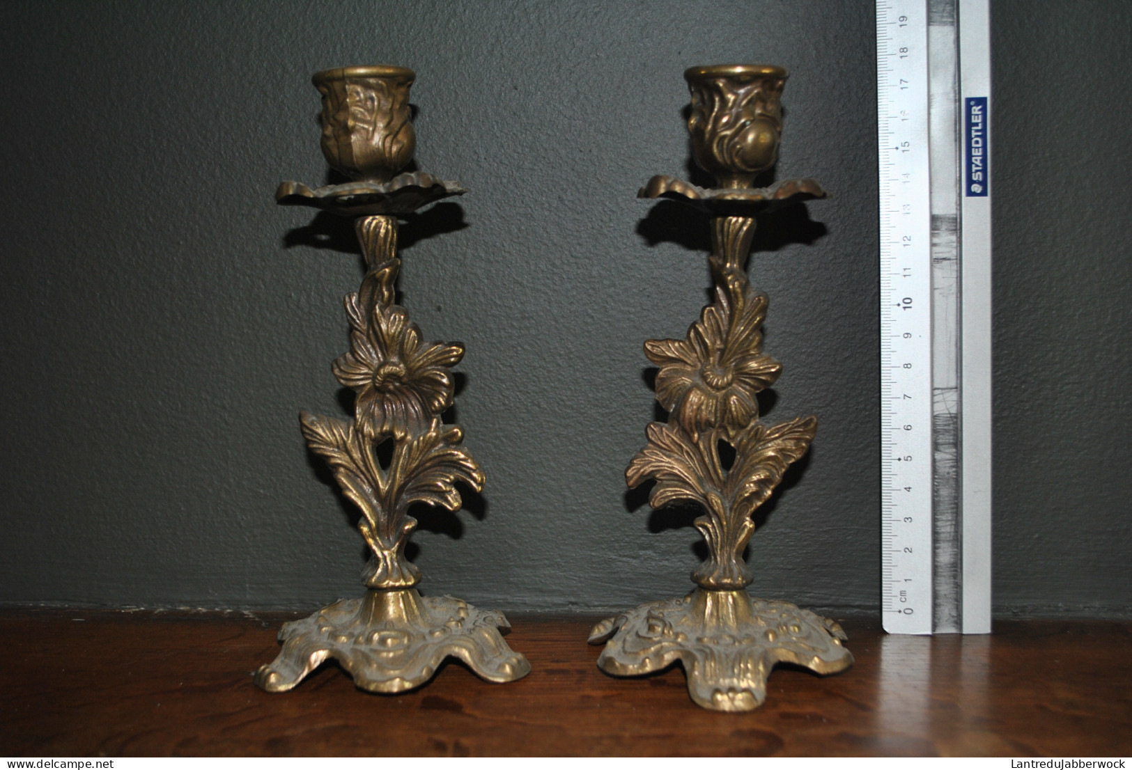 2 Anciens Bougeoirs En Cuivre Ou Laiton Style Rococo à Fleurs (H 17.5 Cm) Luminaire Candélabre Chandelier Bougie Bronze  - Candeleros, Candelabros Y Palmatorias