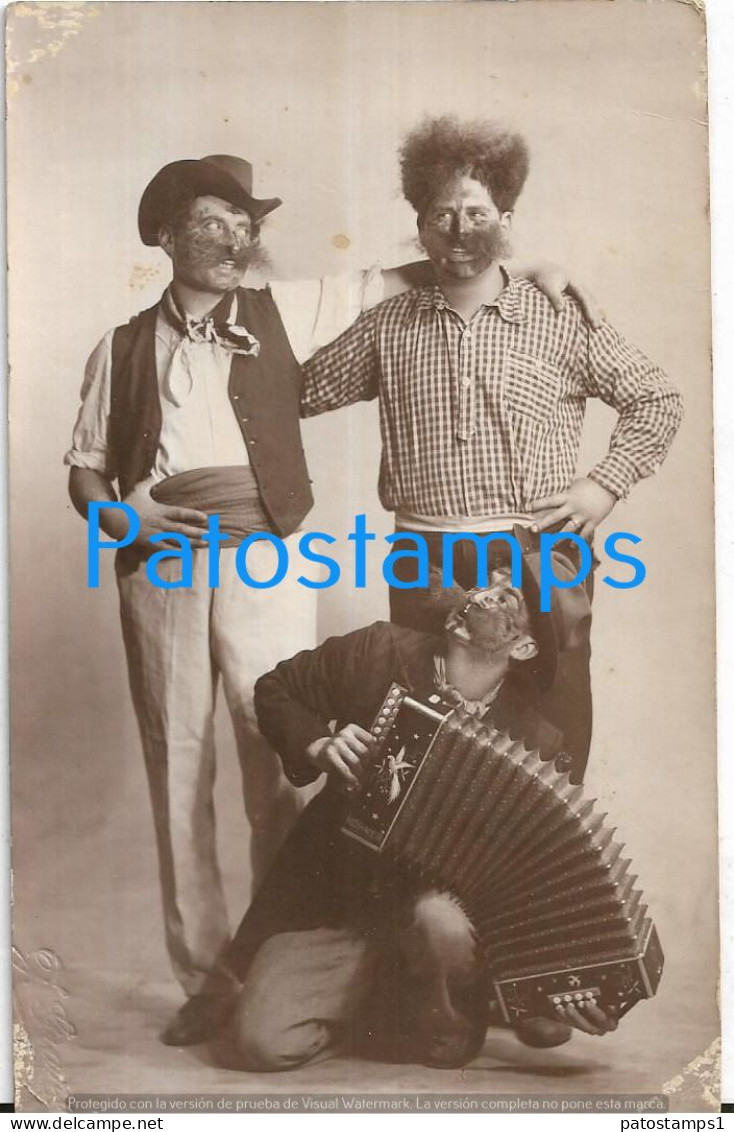 226137 REAL PHOTO COSTUMES CARNIVAL DISGUISE MAN'S RARE WITH BANDONEON POSTAL POSTCARD - Photographs