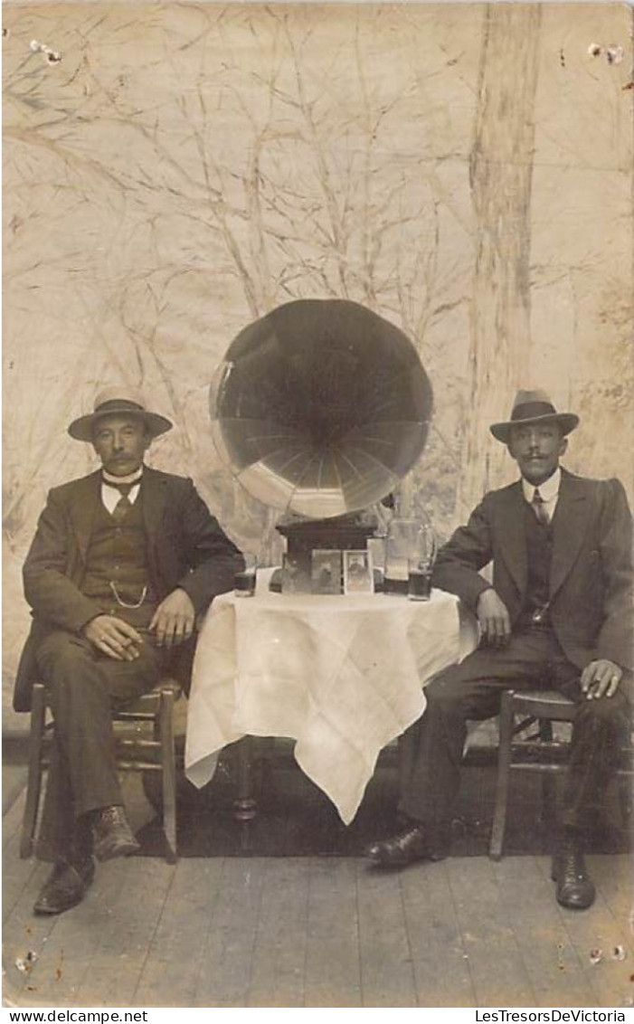 Musique - Gramophone - Hommes Assis De Part Et D'autre D'une Table Où Est Posé L'instrument - Carte Postale Ancienne - Music And Musicians