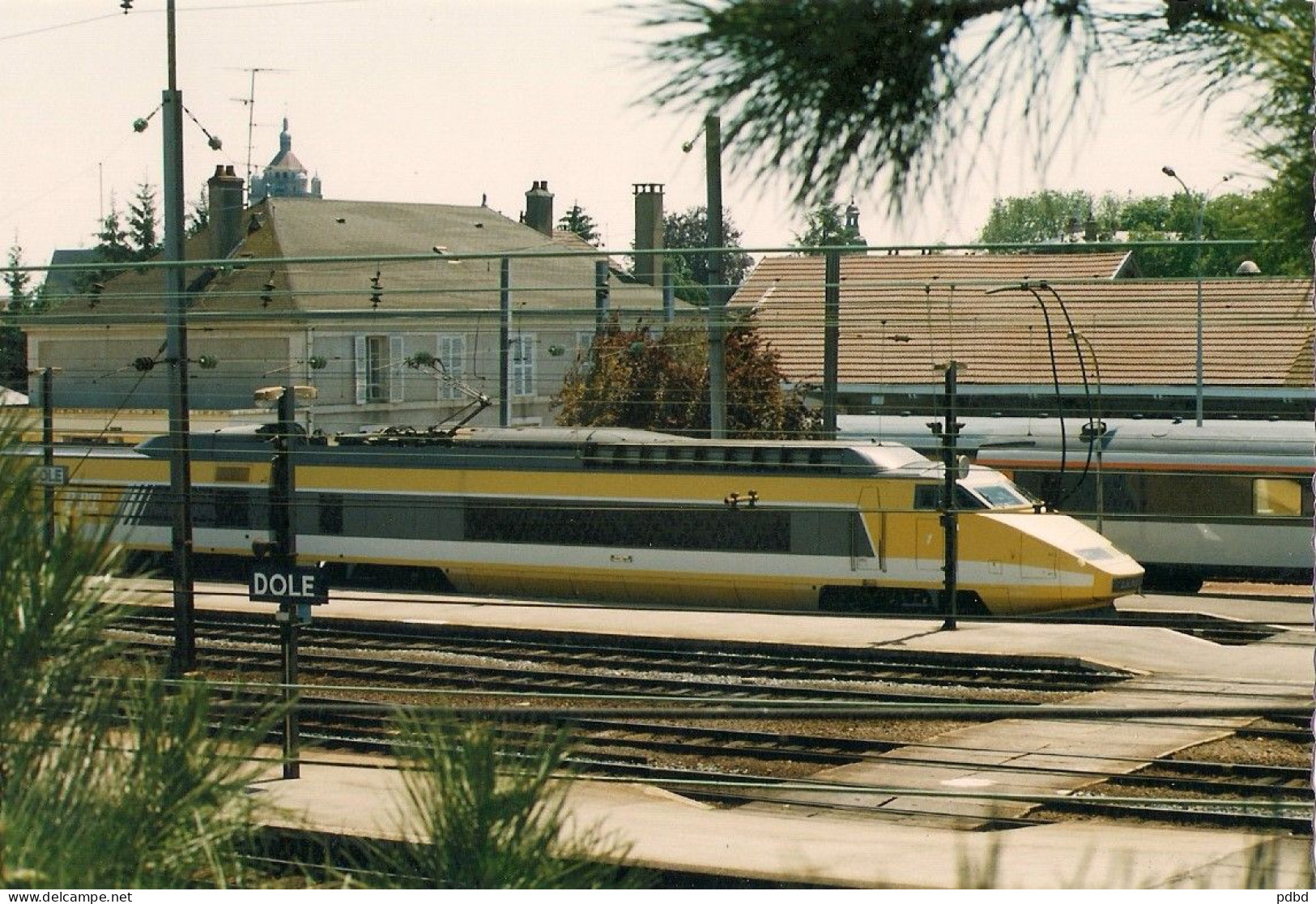 TGV 58 . TGV Postal . Dole . 27 05 1990 . Photo Genlis . Optique Sociale . N° 2/9034 . - Treinen