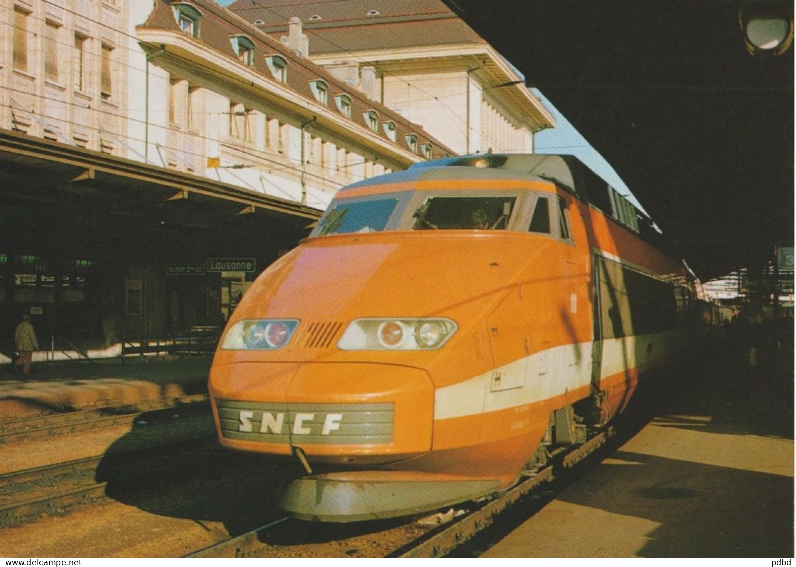 TGV 60 . Sud-Est . 2 CPM . Lausanne . Suisse . Gare . Tirage J P Cerez Et IPC . - Treni