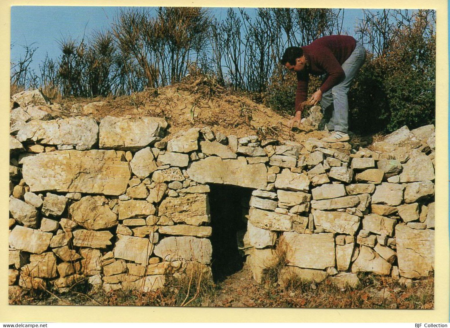 Régis BOUSQUET Restaurateur De Cabanes En Pierres Sèches / Villeveyrac (34) (Gilles FICHOU) N° 25 – MUTH - Otros & Sin Clasificación