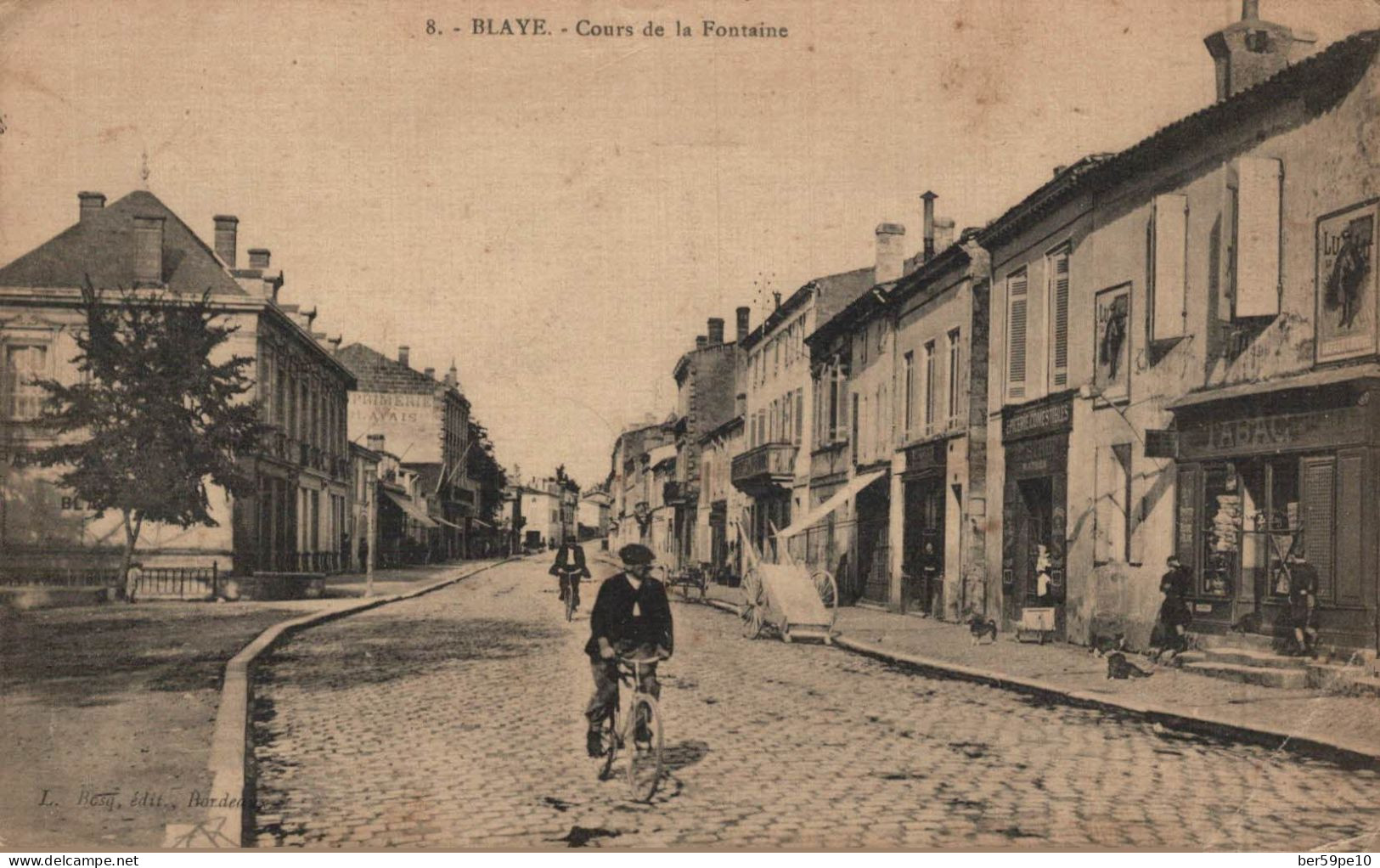 33 BLAYE COURS DE LA FONTAINE LA RUE PAVEE ET LES COMMERCES - Blaye