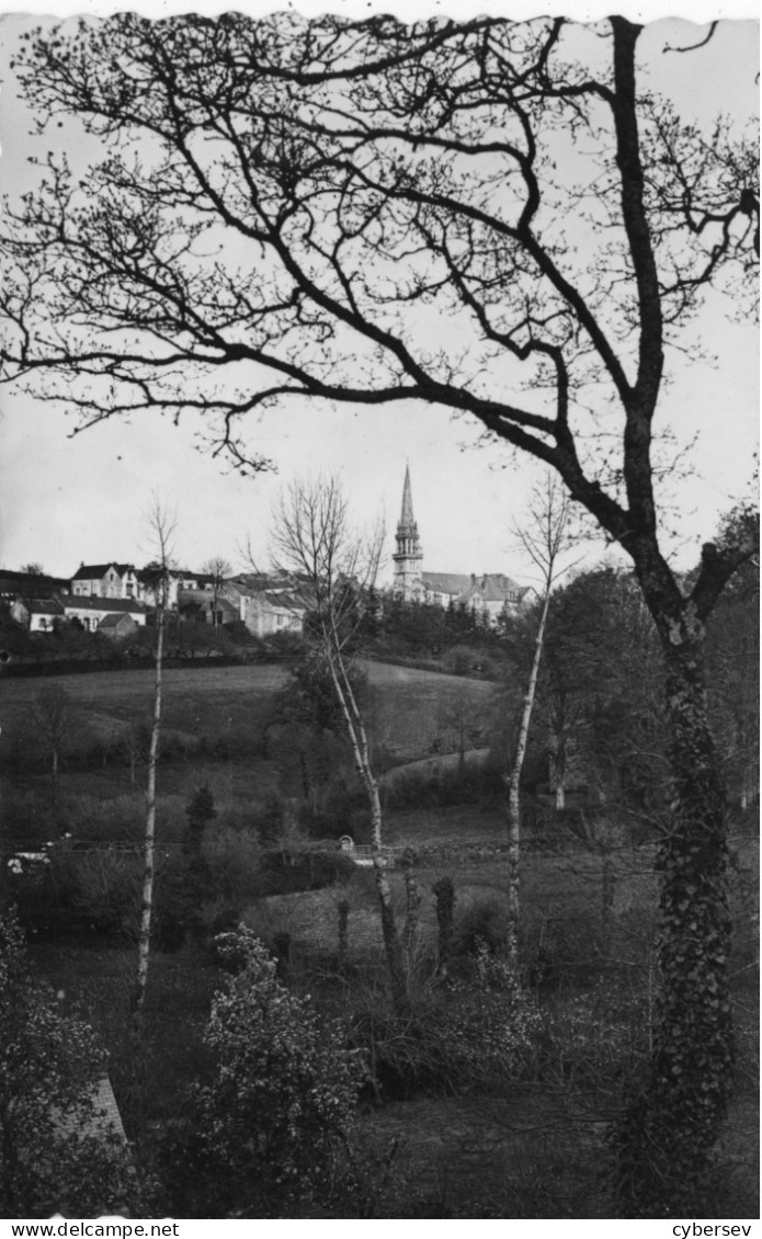 ELLIANT - L'Eglise Et Le Village - CPSM Petit Format Datée 1952 - Elliant