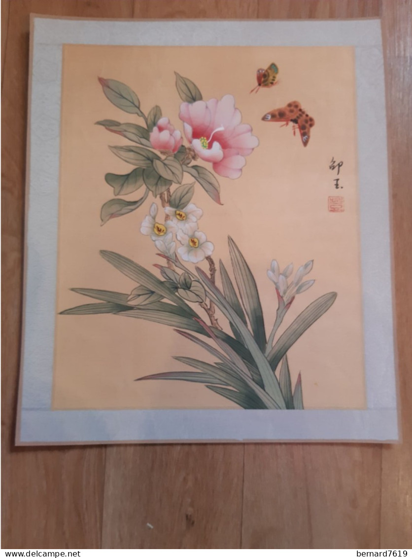 Peinture Sur Soie  XX E  Peinte A La Main En Chine - Signee - Fleur- Papillon - Arte Asiatica