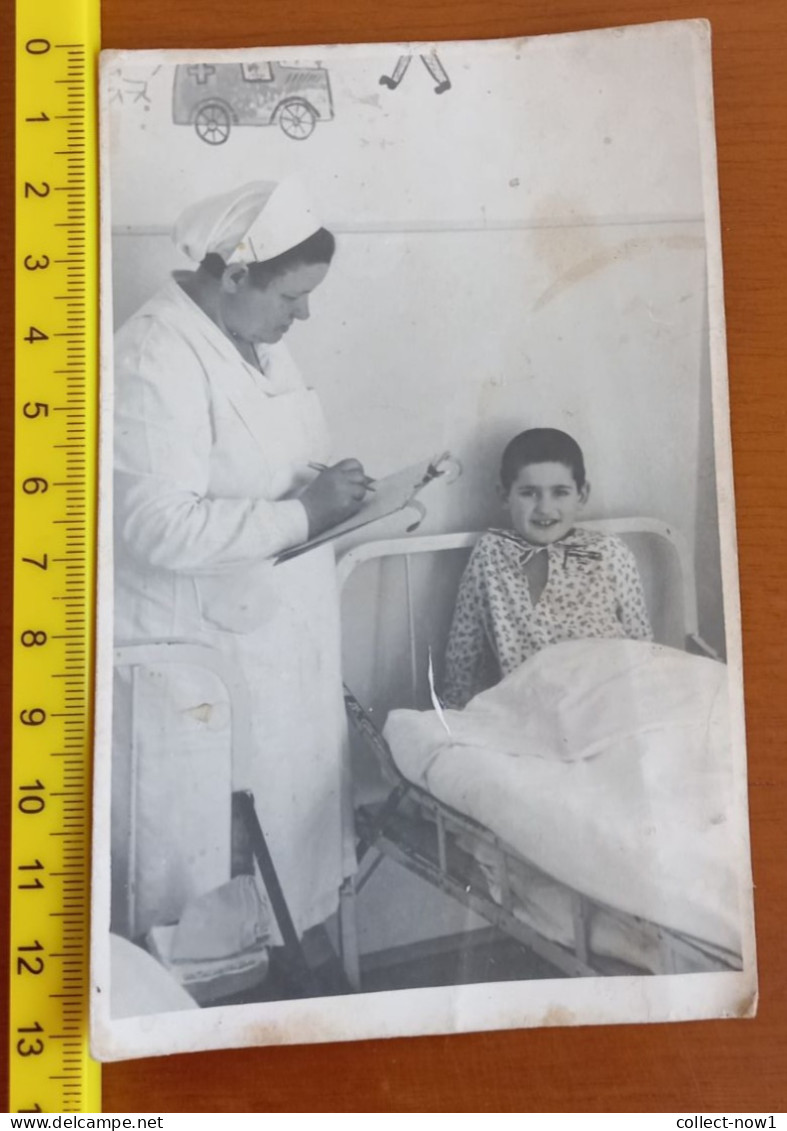 #11   Anonymous Persons - Enfant Child  Boy Garcon In A Hospital Bed - Anonyme Personen