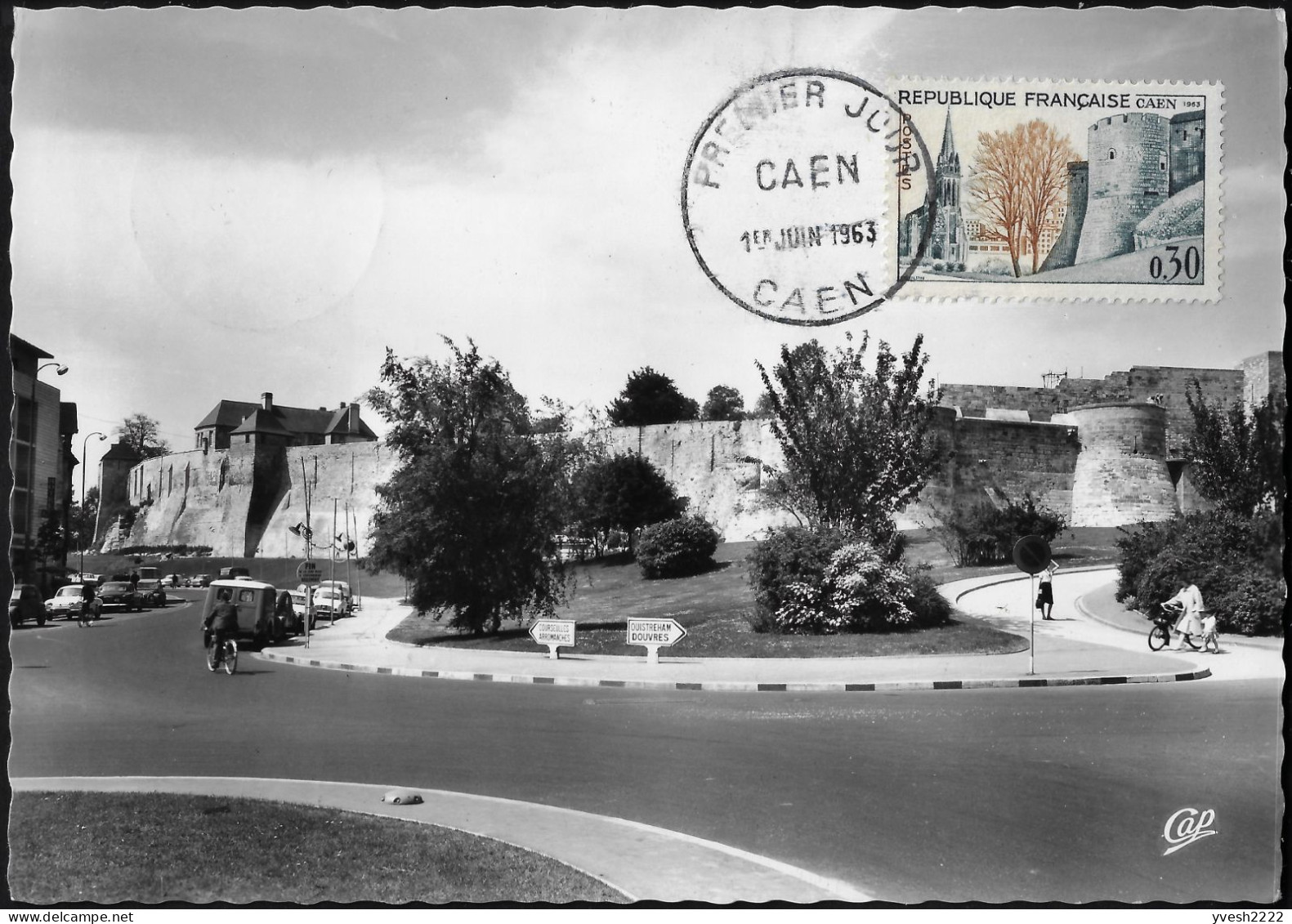 France 1963 Y&T 1389 Sur 2 Cartes Maxima. Caen : église Et Place Saint Pierre, Jardins Et Remparts Du Château - Eglises Et Cathédrales